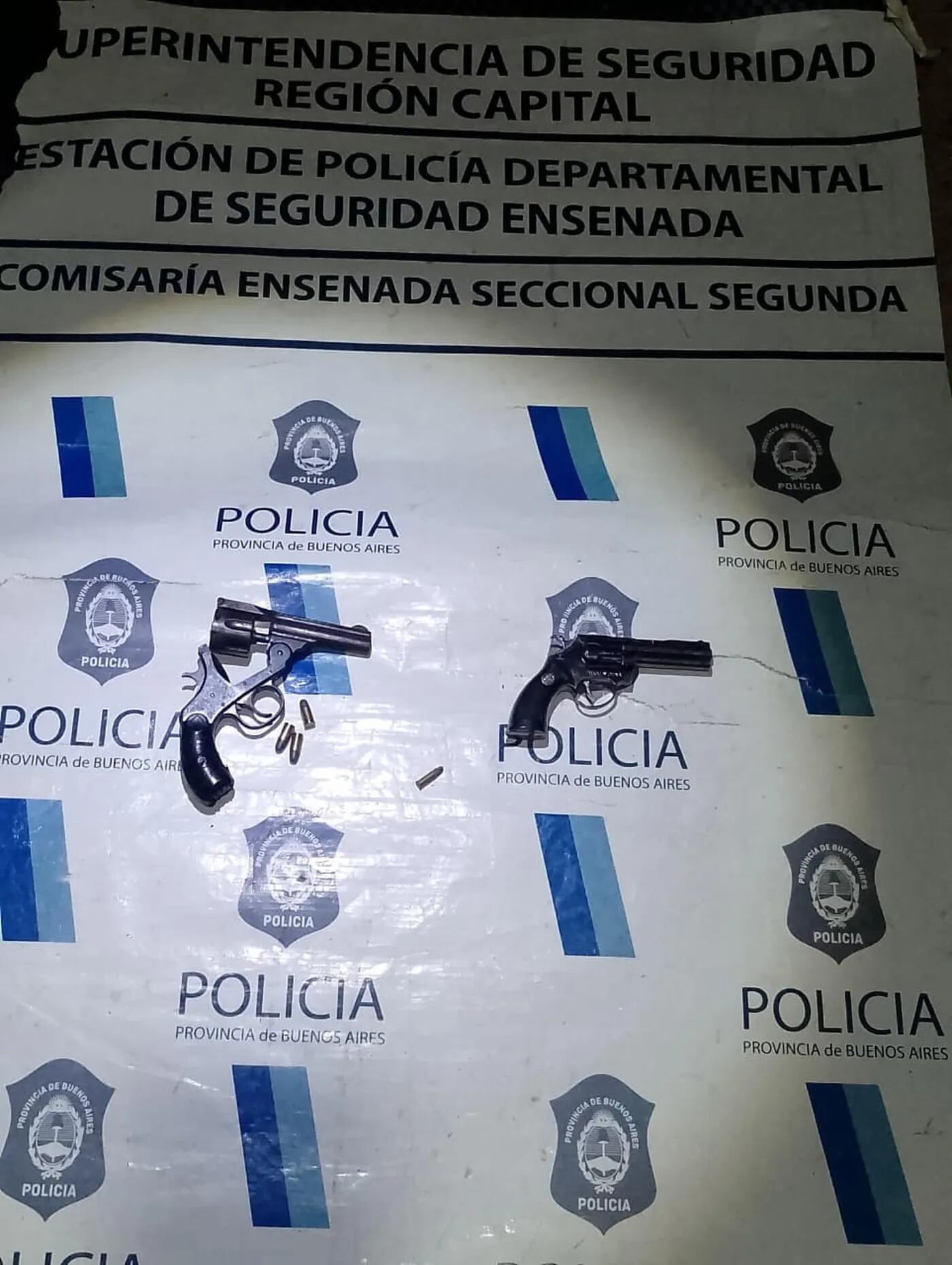 En el allanamiento incautaron un revólver negro y una réplica de un arma de fuego