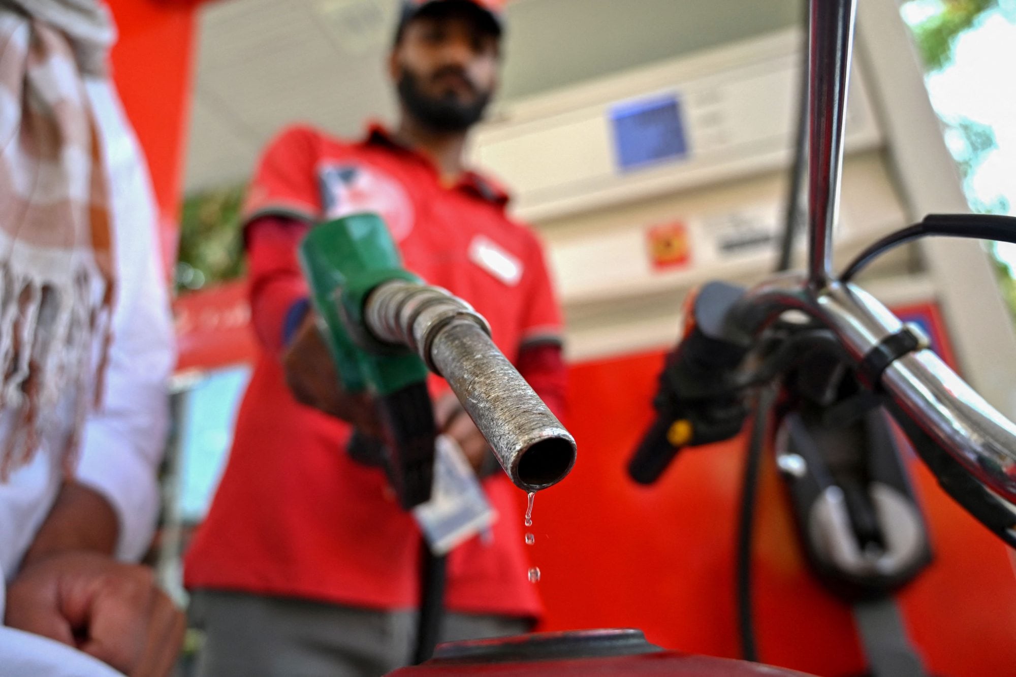 Un empleado llena el tanque de una motocicleta en una gasolinera de Islamabad el 25 de abril de 2026, en medio de un aumento de precios debido a las interrupciones en el suministro de energía provocadas por la guerra en Oriente Medio. (Foto de Asif HASSAN / AFP)