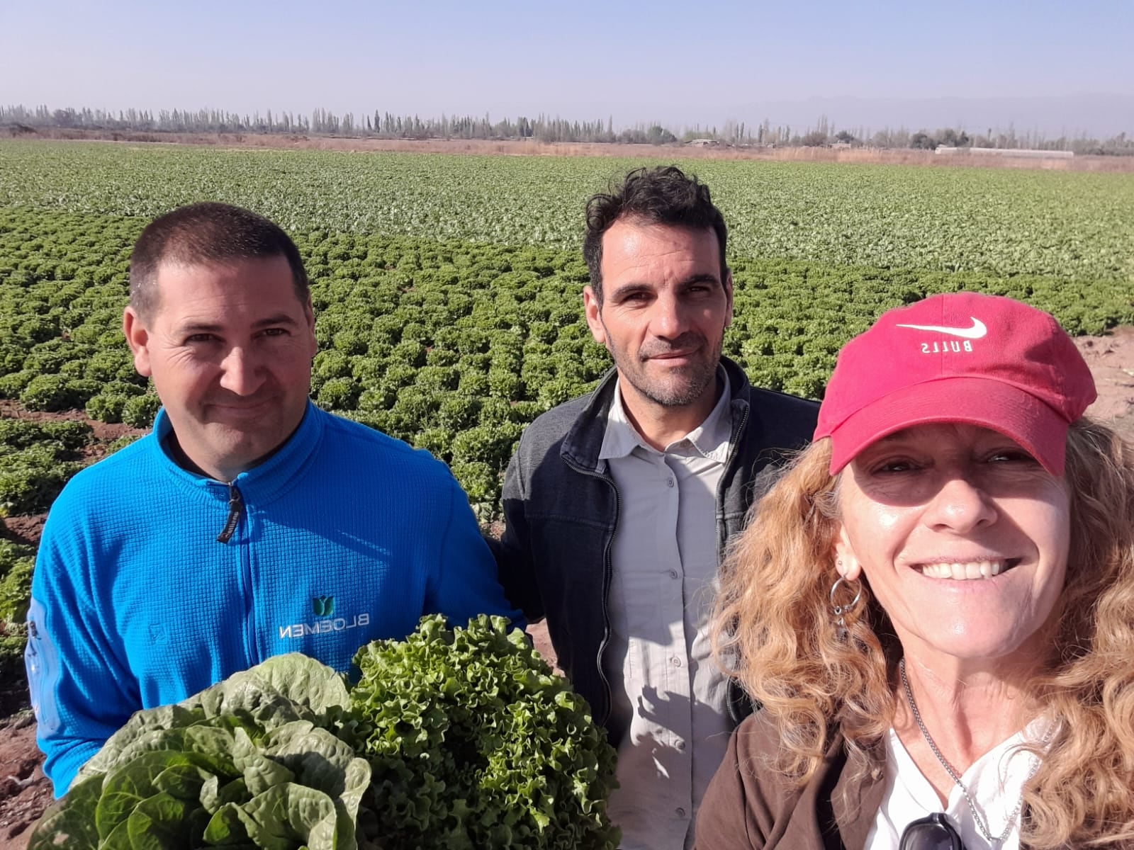 Marina Lambertini asesora a un grupo de productores hortícolas a lo largo y ancho del país 