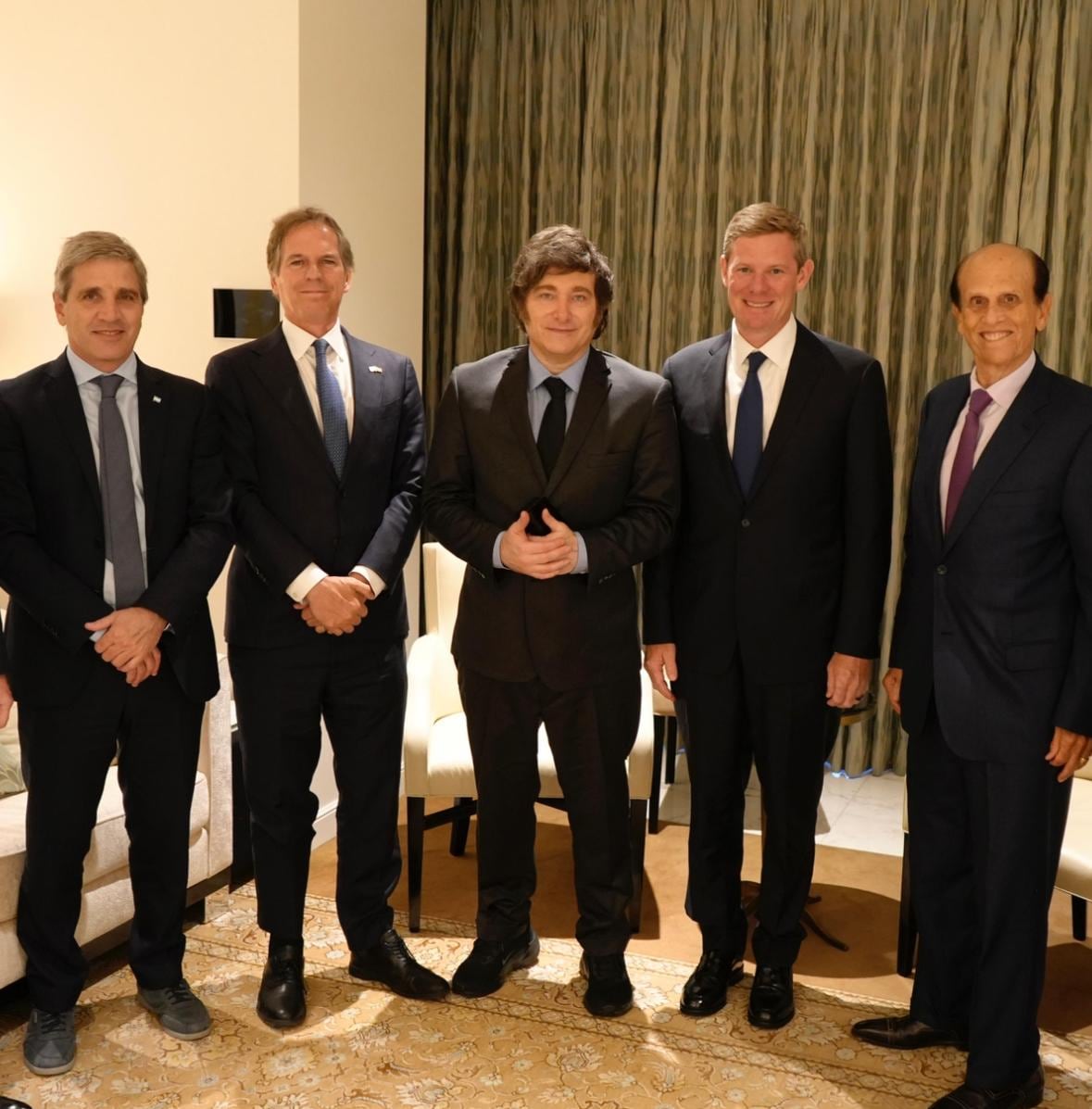 Javier Milei, junto a Michael Milken, en Los Ángeles, el año pasado; lo acompañaron el ministro de Economía, Luis Caputo, y el embajador argentino en Estados Unidos, Alec Oxenford.