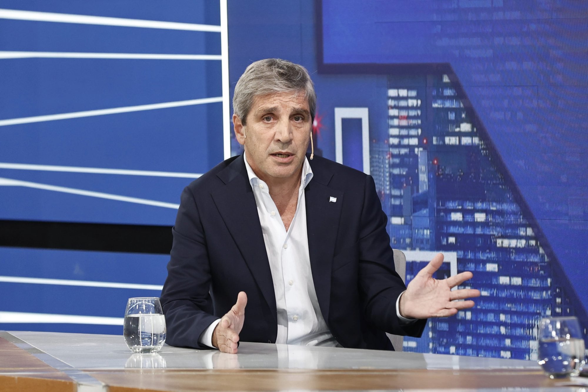 Luis Caputo: “Nunca en mi vida compré ropa en Argentina”