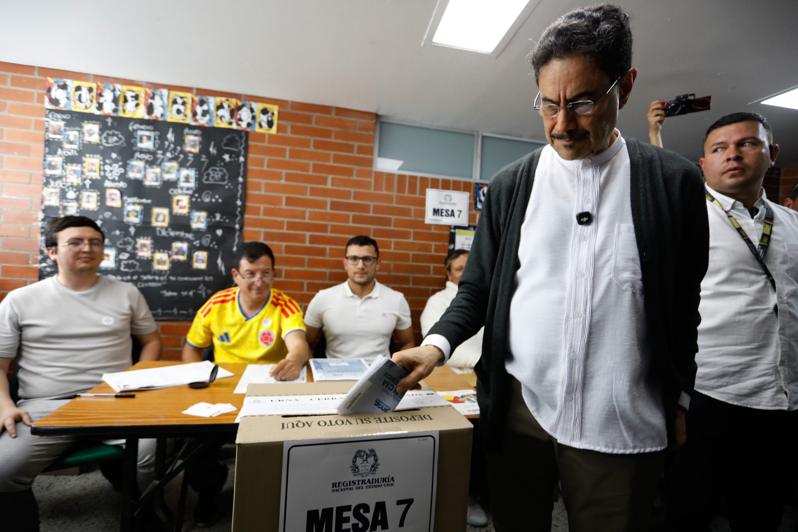 El candidato presidencial Iván Cepeda, de la coalición gobernante Pacto Histórico, emite su voto durante las elecciones presidenciales en Bogotá, Colombia, el domingo 31 de mayo de 2026. (Foto AP/John Vizcaíno)