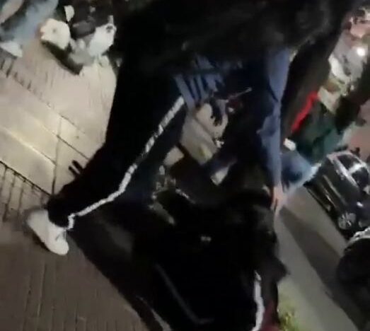 Video: un grupo de adolescentes atacó brutalmente a una alumna a la salida de la escuela en Villa Ballester