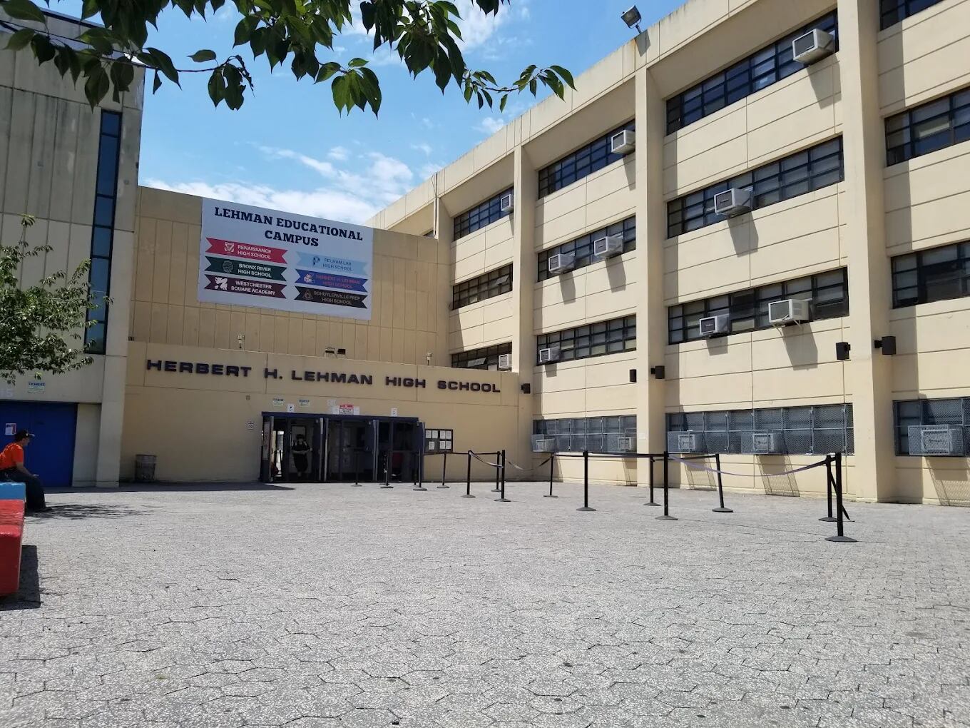 Kacy Claassen, de 28 años, logró inscribirse en la Westchester Square Academy en el Bronx al emplear una combinación de documentos falsos y una historia inventada