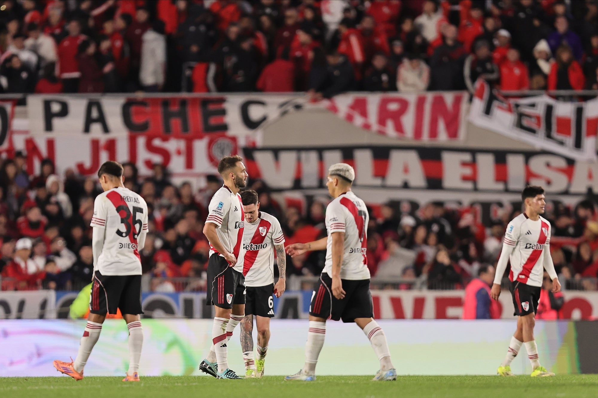 Desconcierto total: los gestos de los futbolistas de River una vez consumada la caída inesperada frente a Atlético Tucumán, equipo eliminado de los playoffs con anterioridad.