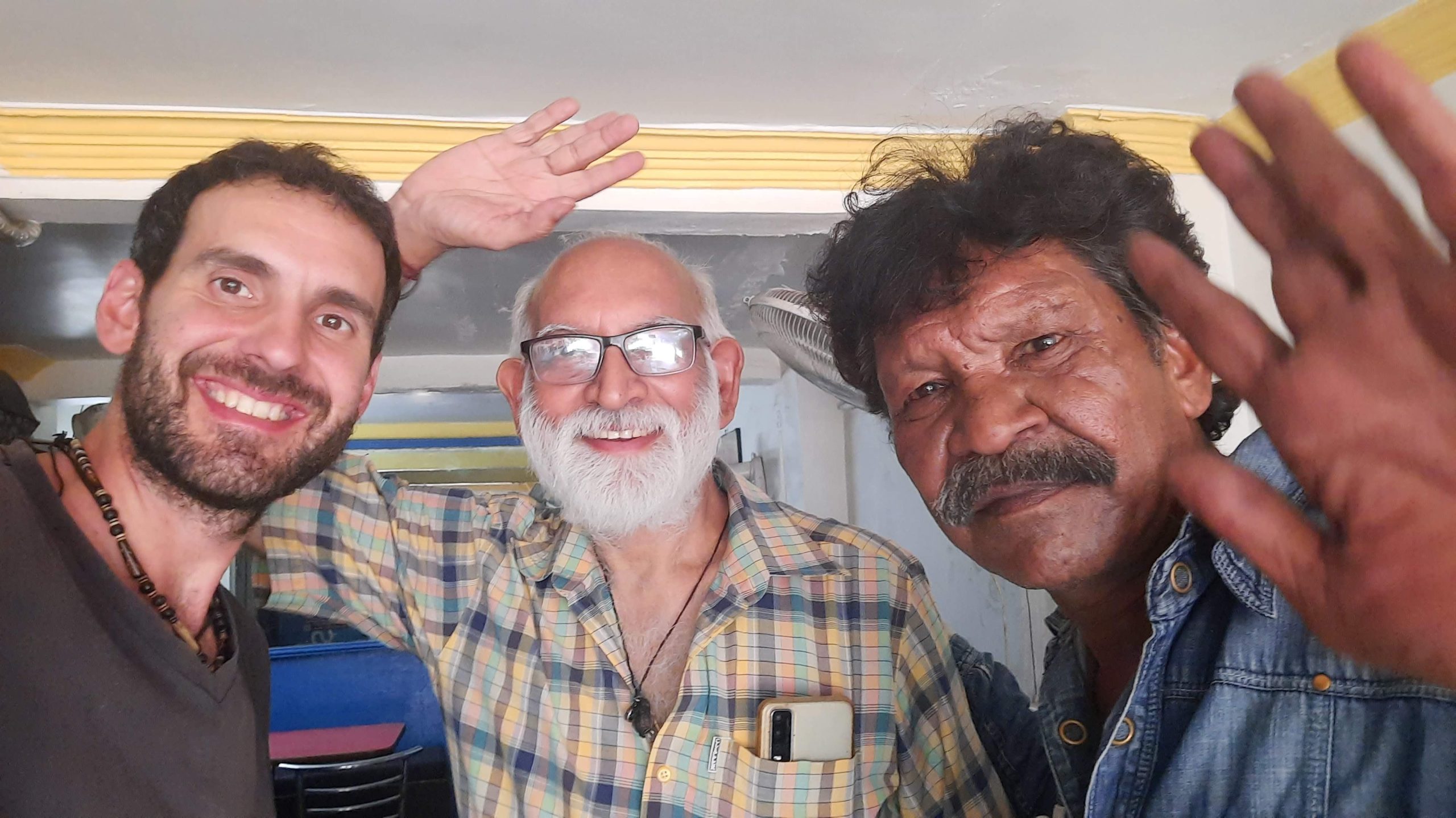 Con el dueño de un restaurante en Nueva Delhi