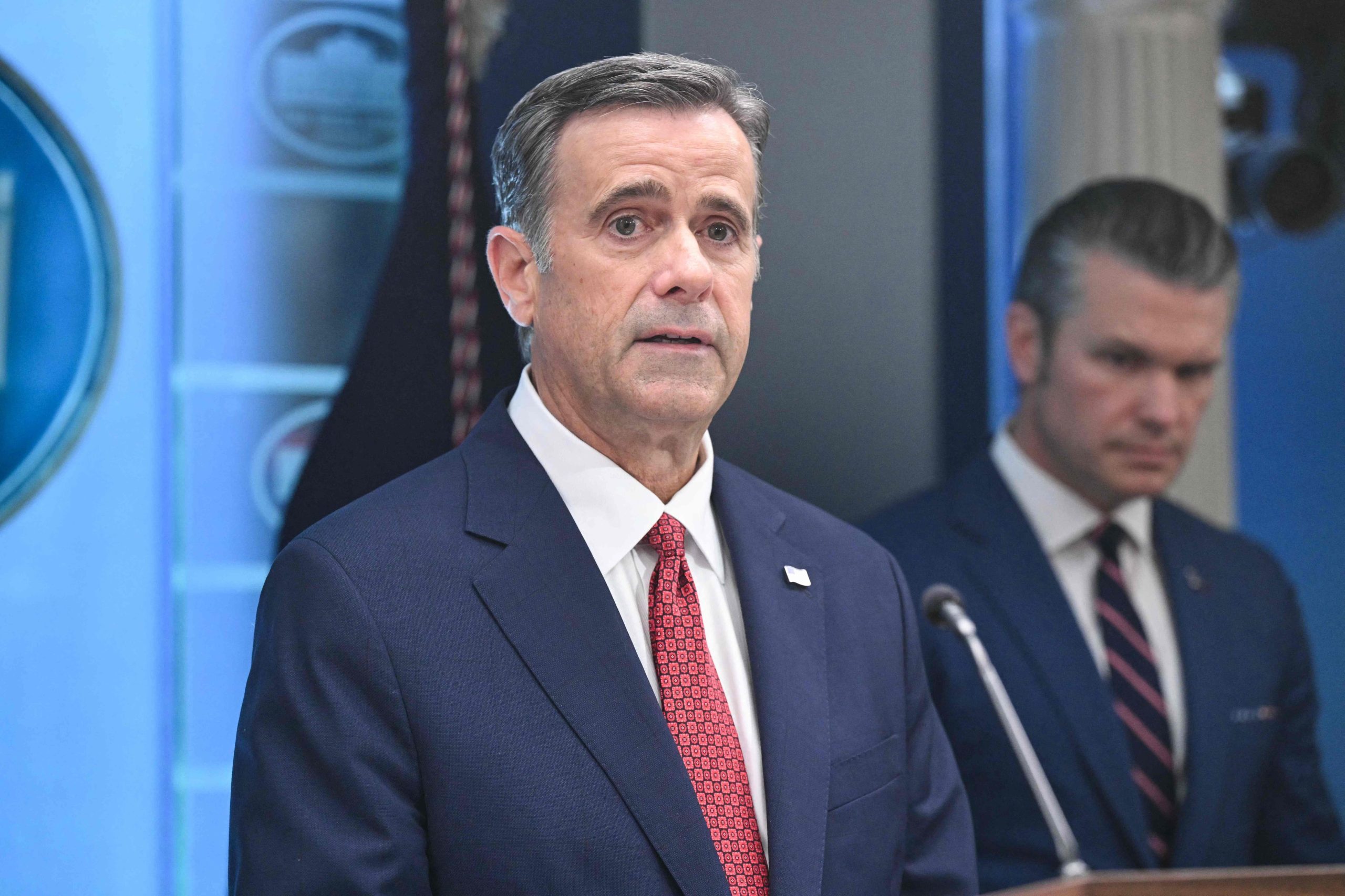 John Ratcliffe fue recibido con gran pompa en la sala de reuniones del poder ejecutivo por el ministro del Interior de Cuba