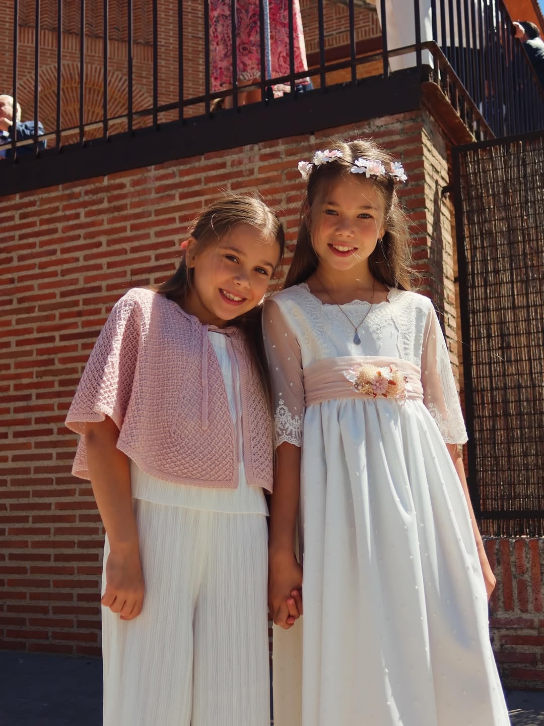 Tomadas de la mano, las hermanas posaron ante la lente de su mamá