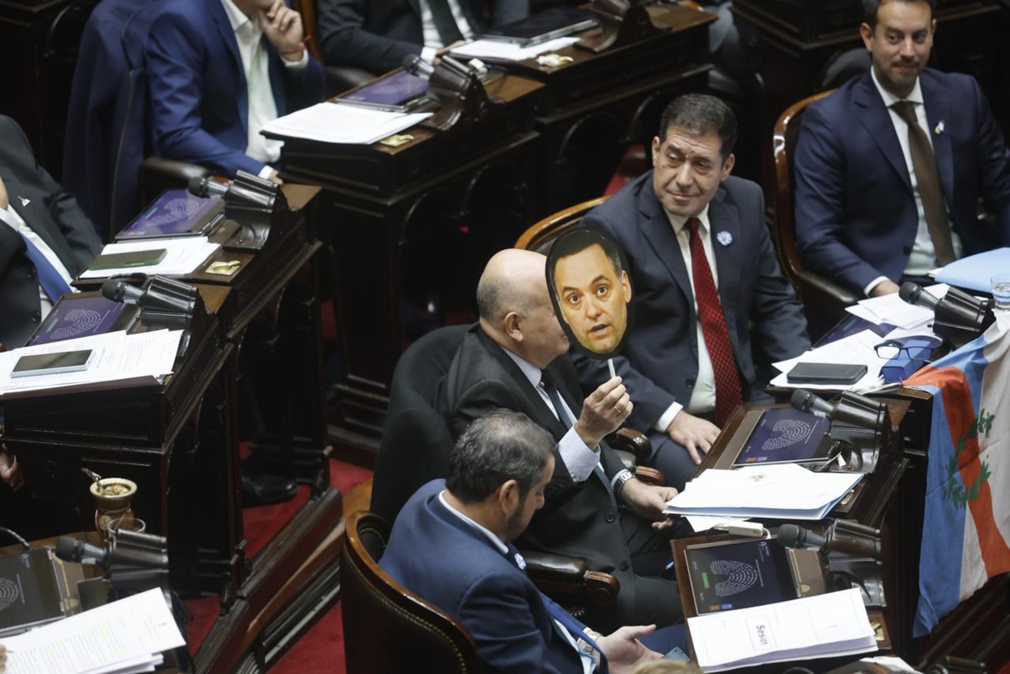 Aldo Leiva, de UP, llevó una máscara de Adorni a la sesión