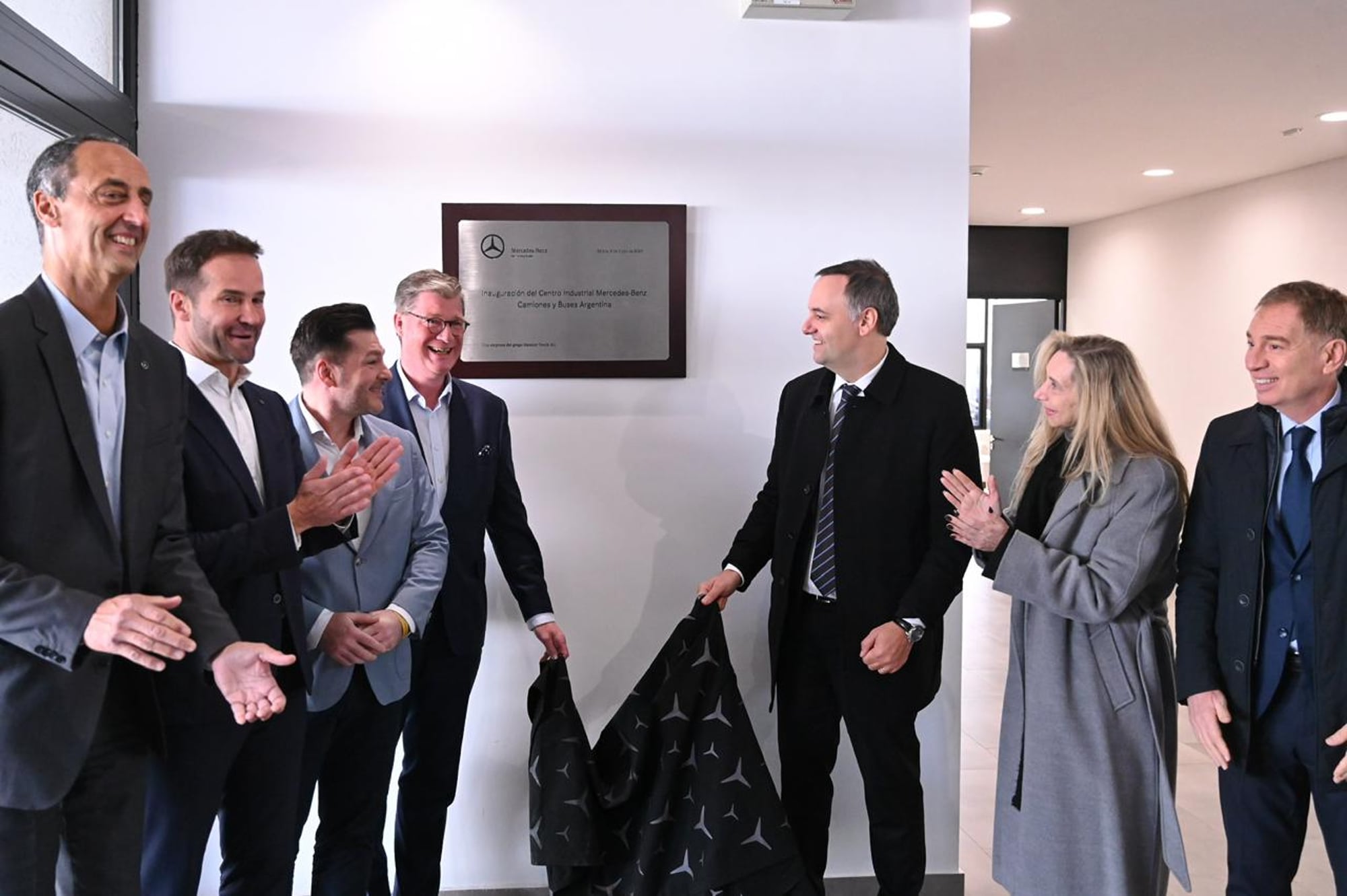 Manuel Adorni, en la inauguración del nuevo Centro Industrial de Mercedes-Benz, con Karina Milei y Diego Santilli.