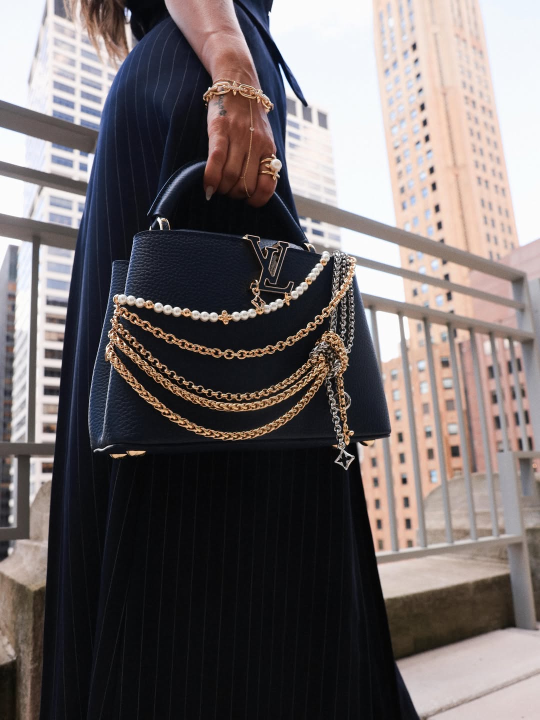 Antonela Roccuzzo mostró en detalle su cartera Vuitton. (Foto: Instagram/@antonelaroccuzzo)
