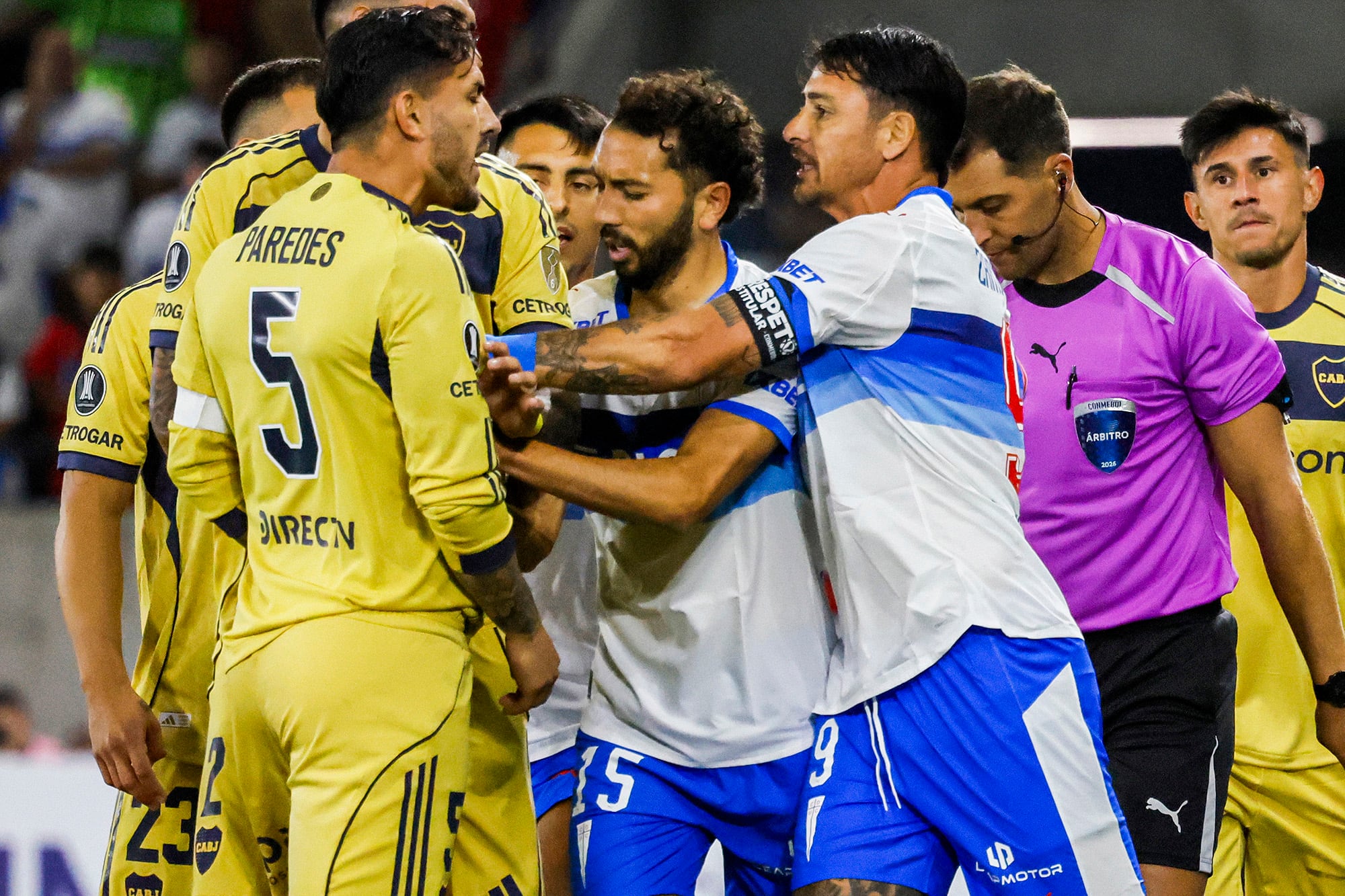 Fernando Zampedri contra Leandro Paredes en el duelo ante Boca en Chile