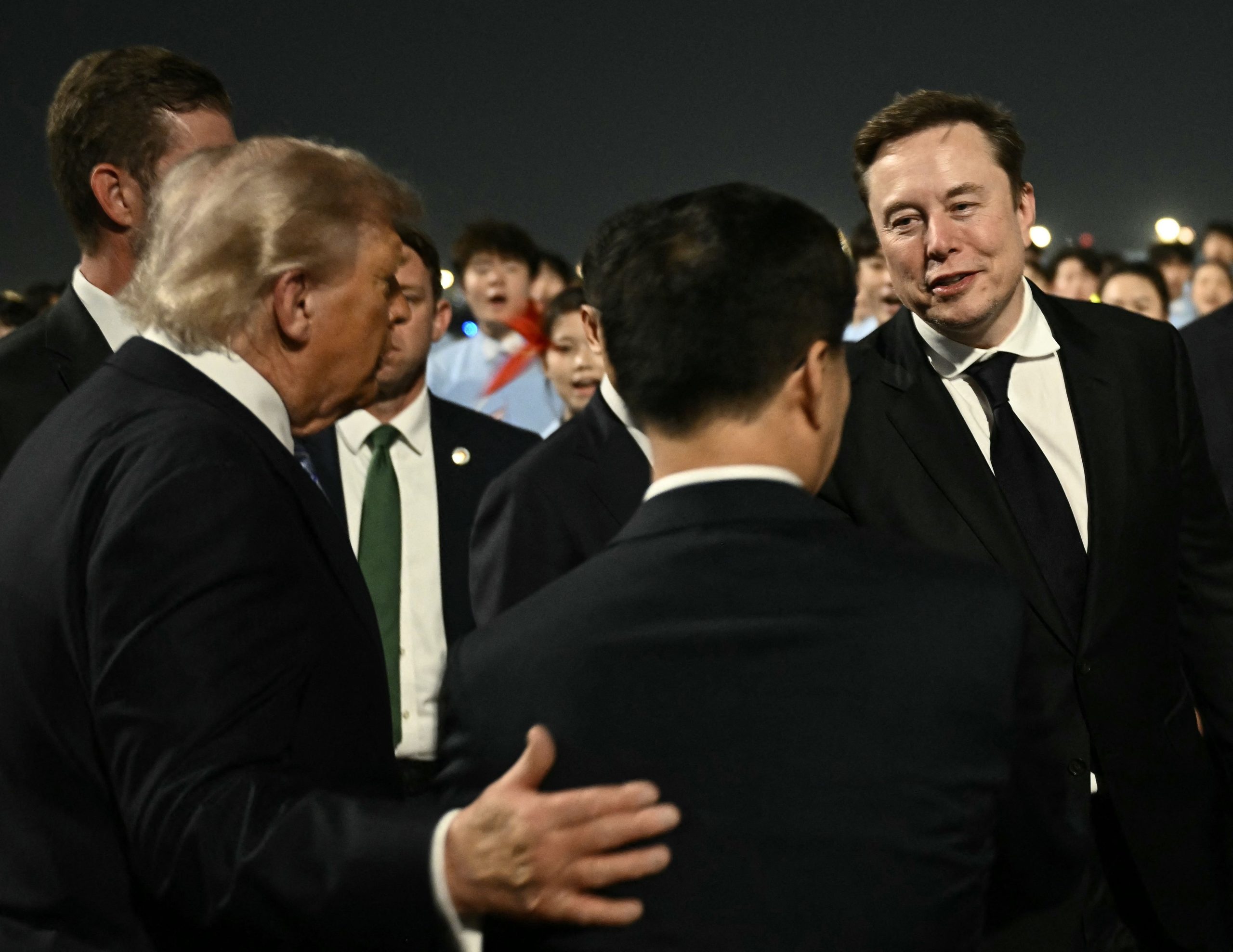 El presidente Donald Trump junto al ceo de Tesla, Elon Musk (Photo by Brendan Smialowski / AFP)