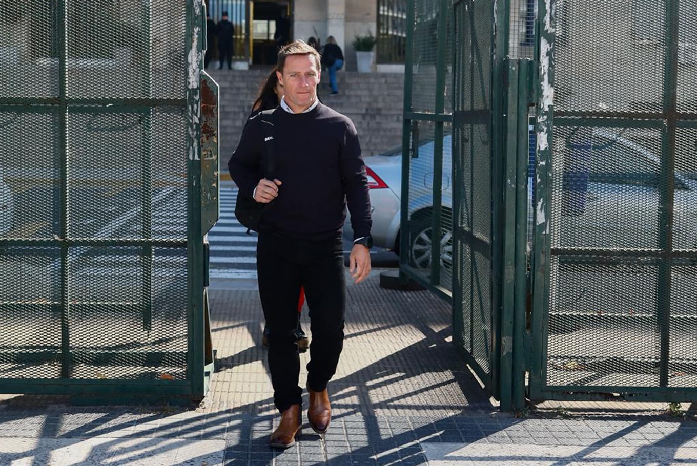 Matías Tabar, contratista que realizó la reforma en la casa de campo de Manuel Adorni, sale de declarar en los tribunales de Comodoro Py