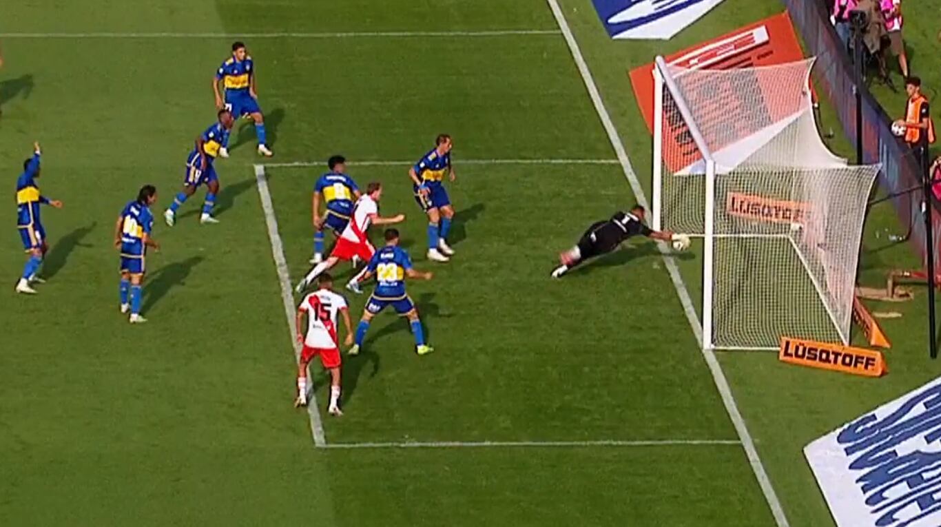 El gol en contra de Lema que fue anulado en un Superclásico mata-mata. (Foto: Captura TNT Sports)