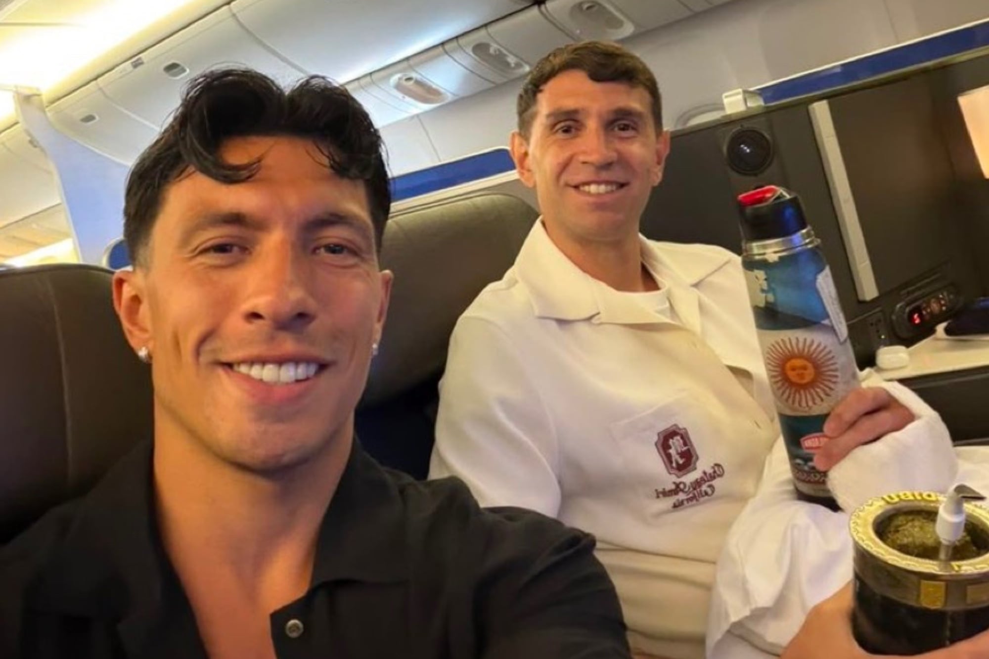 El detalle de la mano de Dibu Martínez se pudo ver en la última foto que compartió el arquero ya en el avión rumbo al Mundial