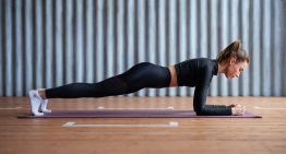 Cuántos segundos recomiendan hacer la plancha: fortalece glúteos, hombros, piernas y espalda