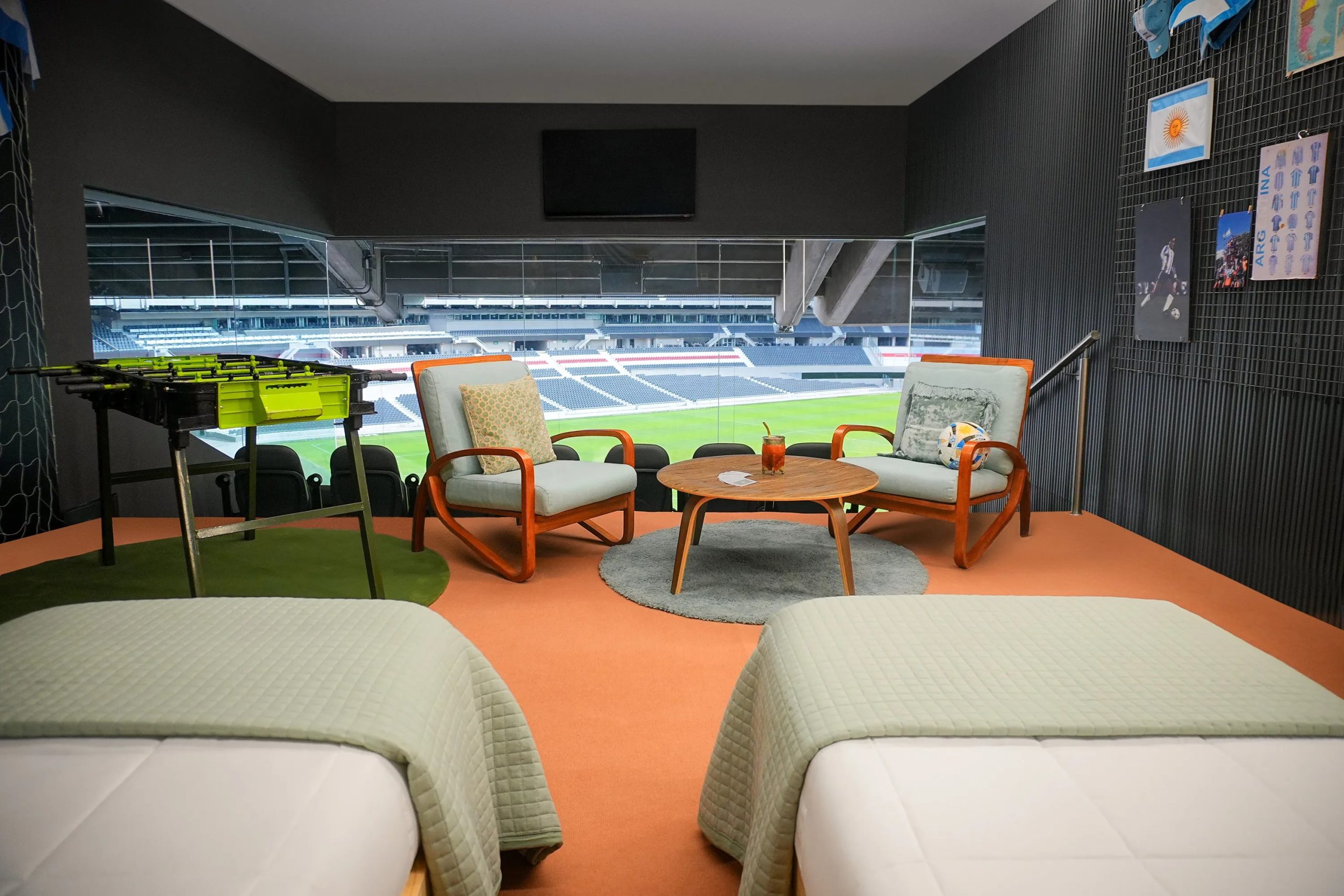Los dos fanáticos dormirán frente al campo de juego en un palco acondicionado como habitación