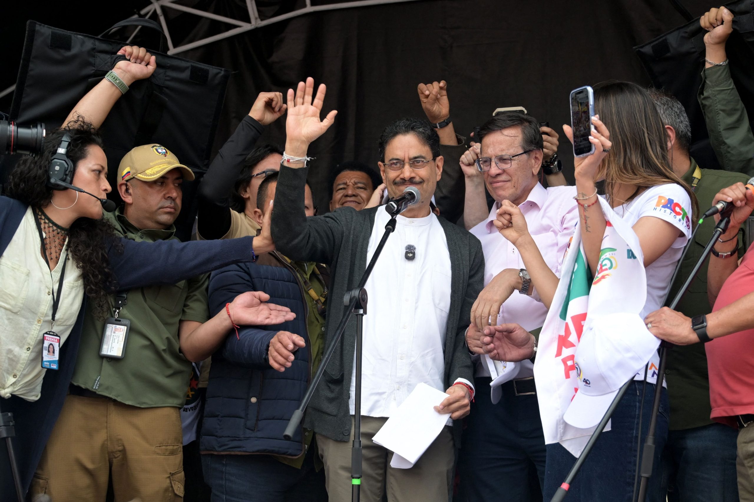 Cepeda saluda a sus simpatizantes durante una manifestación por el Día Internacional de los Trabajadores, en Bogotá