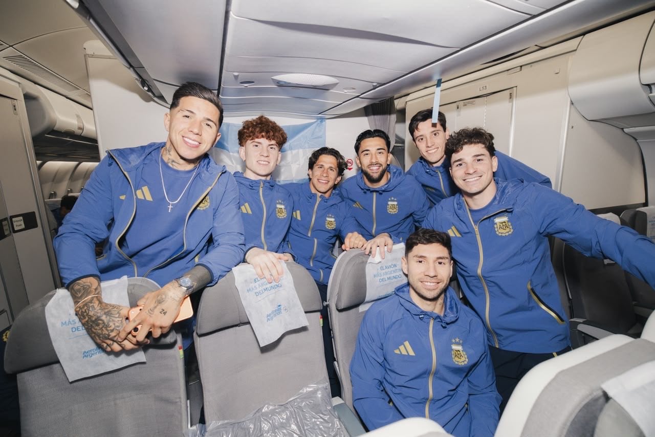 Todos juntos: Enzo Fernández, Barco, Giuliano Simeone, Nicolás González, Santiago Beltrán, Julián Älvarez y Montiel, en el avión rumbo a la concentración en Kansas