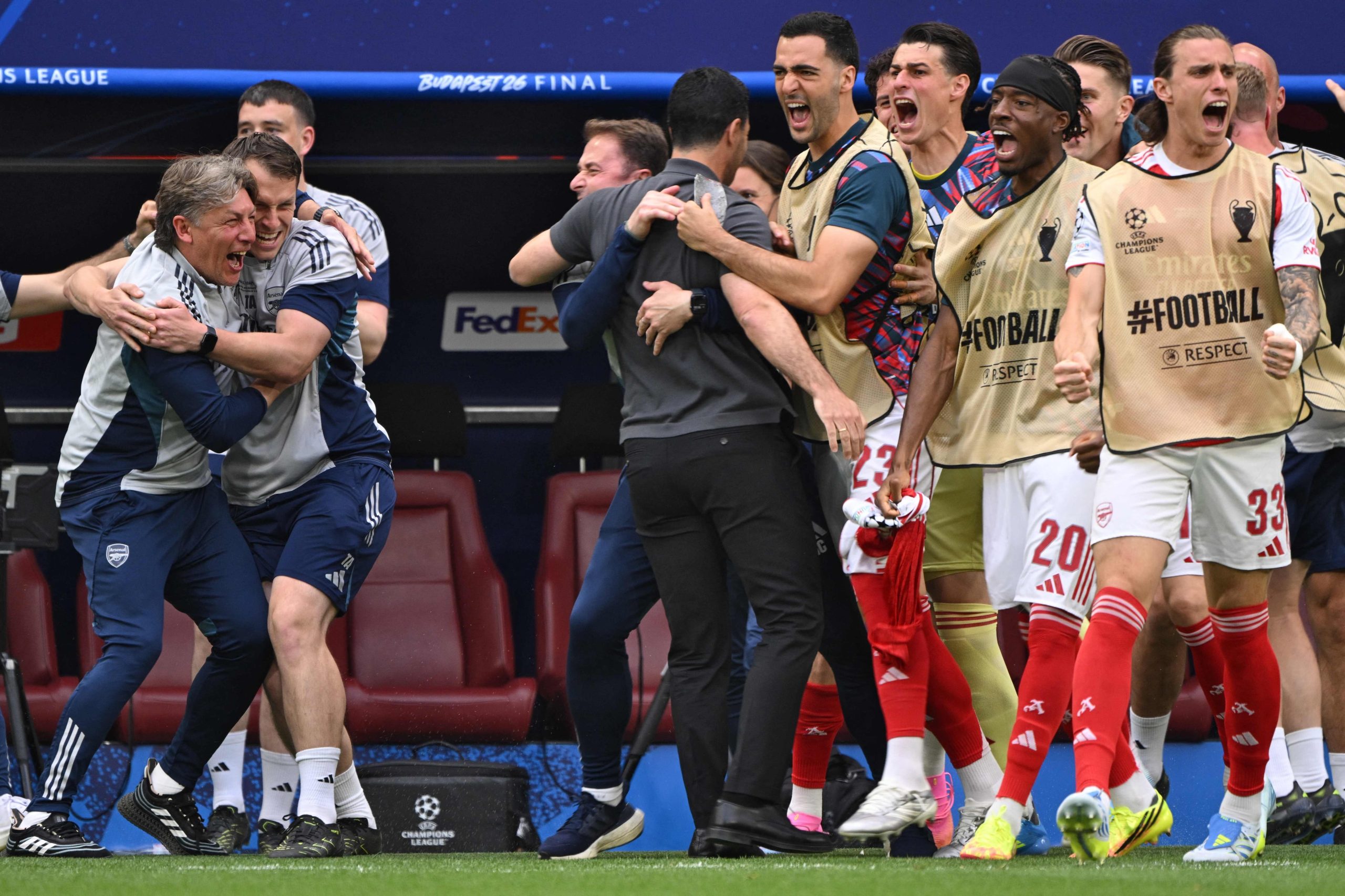 El grito del gol en el banco de Arsenal, con Mikel Arteta, cuerpo técnico, entre ellos Gabriel Heinze, y jugadores