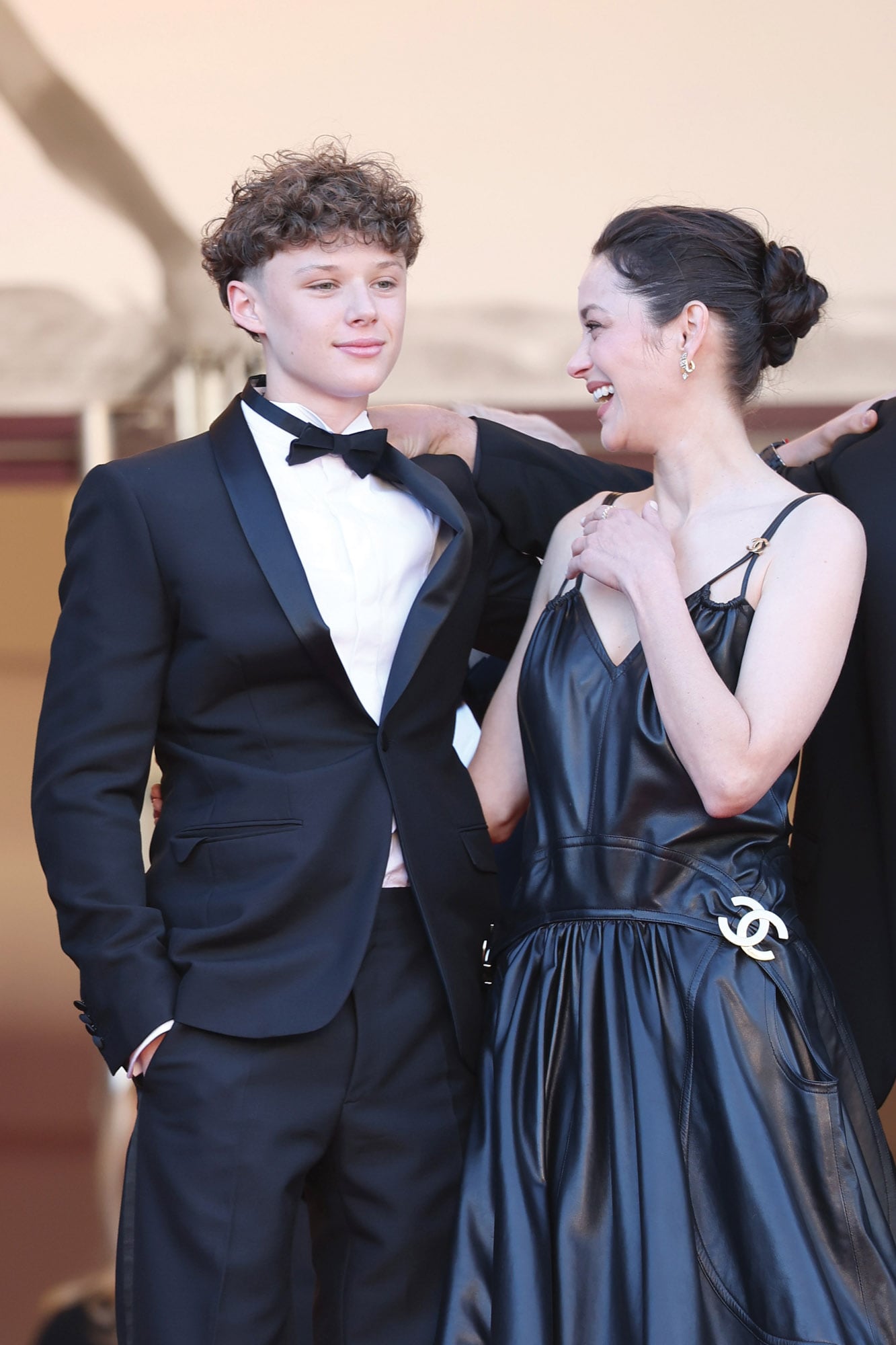 Madre e hijo deslumbraron con looks coordinados en negro. Marion apostó por un vestido de cuero de Chanel, mientras que Marcel lució un clásico smoking con moño