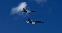 El momento en que dos aviones de combate chocan durante un show aéreo en Estados Unidos