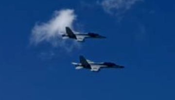 El momento en que dos aviones de combate chocan durante un show aéreo en Estados Unidos