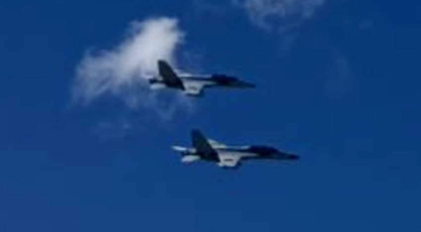El momento en que dos aviones de combate chocan durante un show aéreo en Estados Unidos