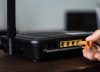 ¿Una moneda en el router? El truco que promete mejorar tu Wi-Fi pero podría arruinarlo