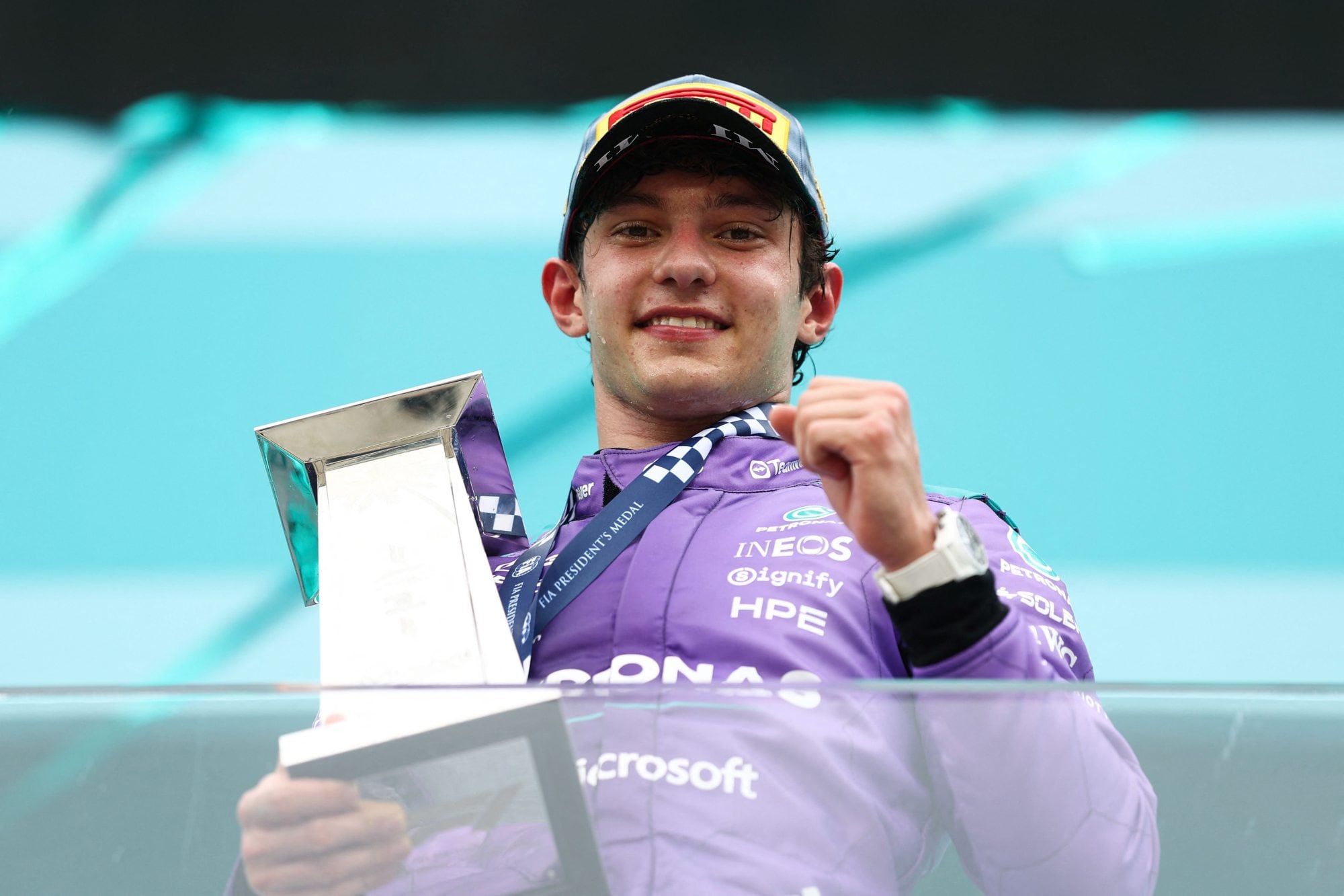 Andrea Kimi Antonelli, piloto italiano del equipo Mercedes AMG Petronas F1, ganador de la carrera, celebra con su equipo durante el Gran Premio de Fórmula 1 de Miami