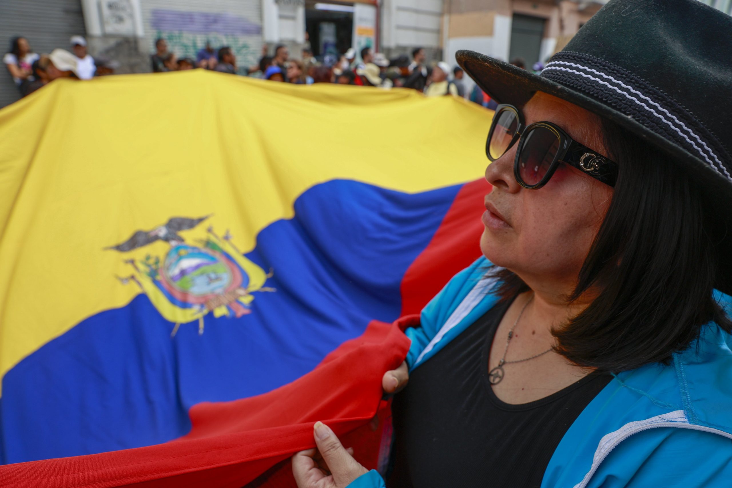 Una mujer participa en una marcha en el marco de la conmemoración del Día Internacional de los Trabajadores