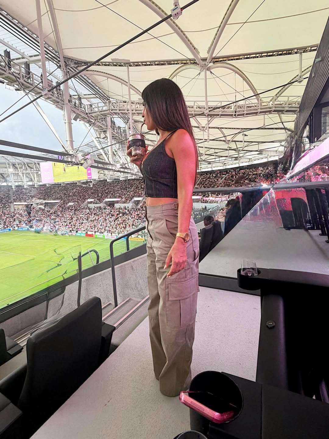 Antonela Roccuzzo con un look urbano en la cancha. (Foto: Instagram/@antonelaroccuzzo)