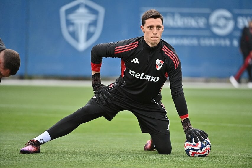 El arquero de River llegó al club recién a los 17 años, después de destacarse en torneos intercountry y jugar de manera amateur en el Club Pueyrredón. Y como si eso fuera poco, estuvo cerca de no probarse porque tenía otra prioridad muy distinta al fútbol. (Foto: IG @santiagobeltran._)