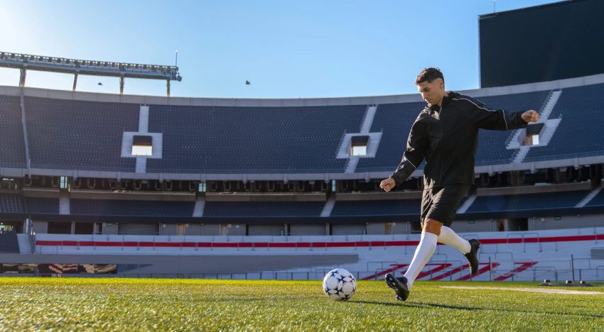 Dormir en el Monumental y patear penales con un campeón del mundo: cómo anotarse para vivir esta experiencia única y gratis