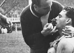 Hohberg tuvo un paro cardiorespiratorio en un partido del Mundial de 1954, cuando a los segundos se recuperó pidió volver a jugar