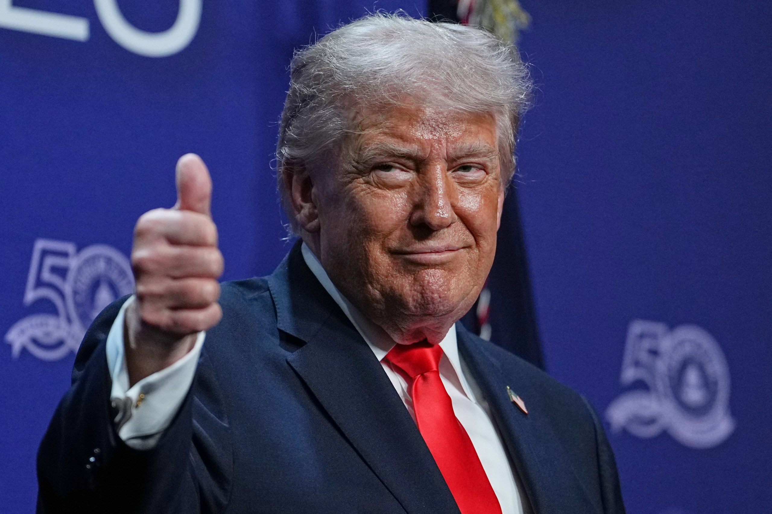 El presidente Donald Trump llega para dar un discurso en el Centro Raymond F. Kravis para las Artes Escénicas en West Palm Beach, Florida