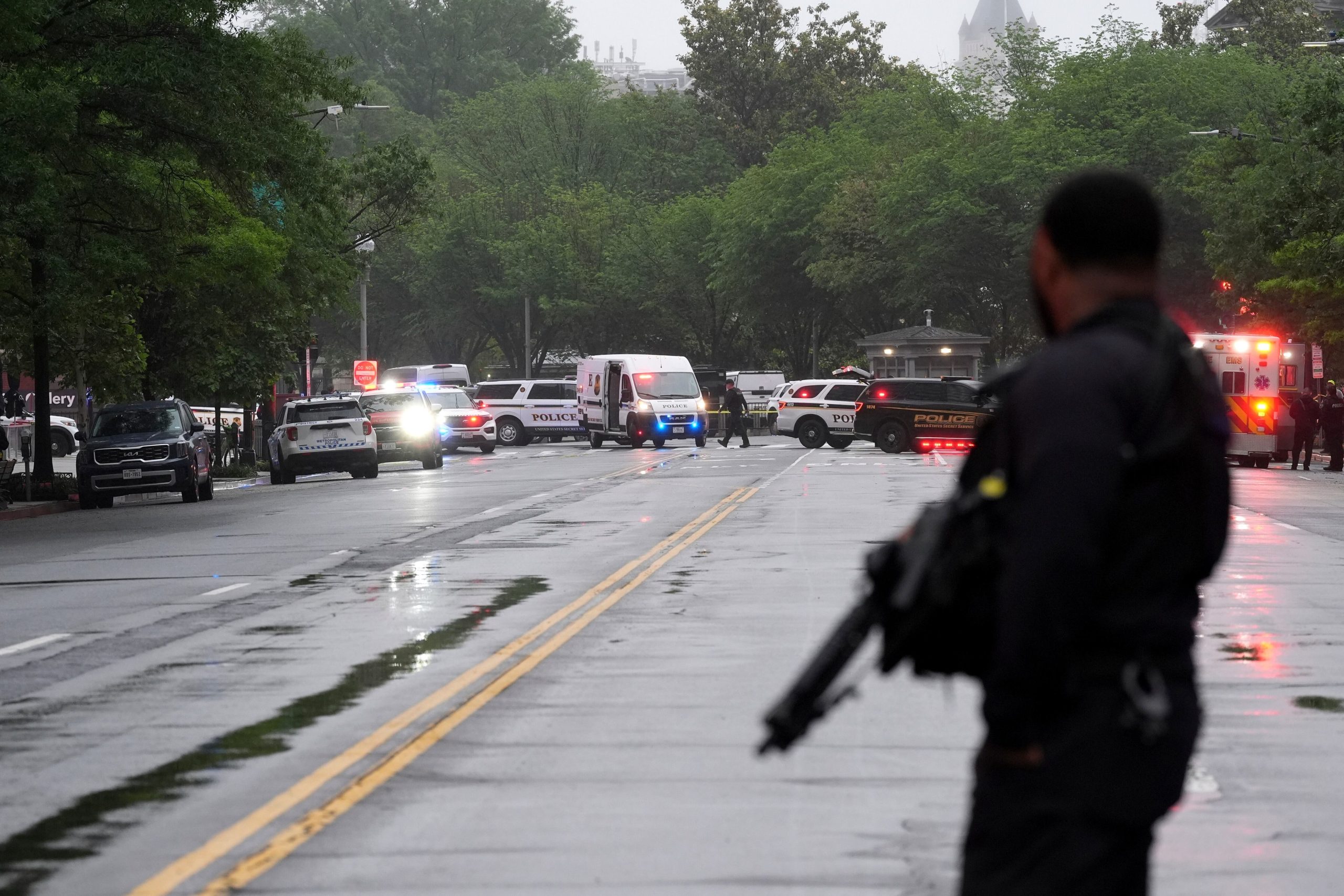 La policía y miembros del Servicio Secreto bloquean las calles alrededor de la Casa Blanca el sábado 23 de mayo de 2026 en Washington. (Foto: AP/Alex Brandon).