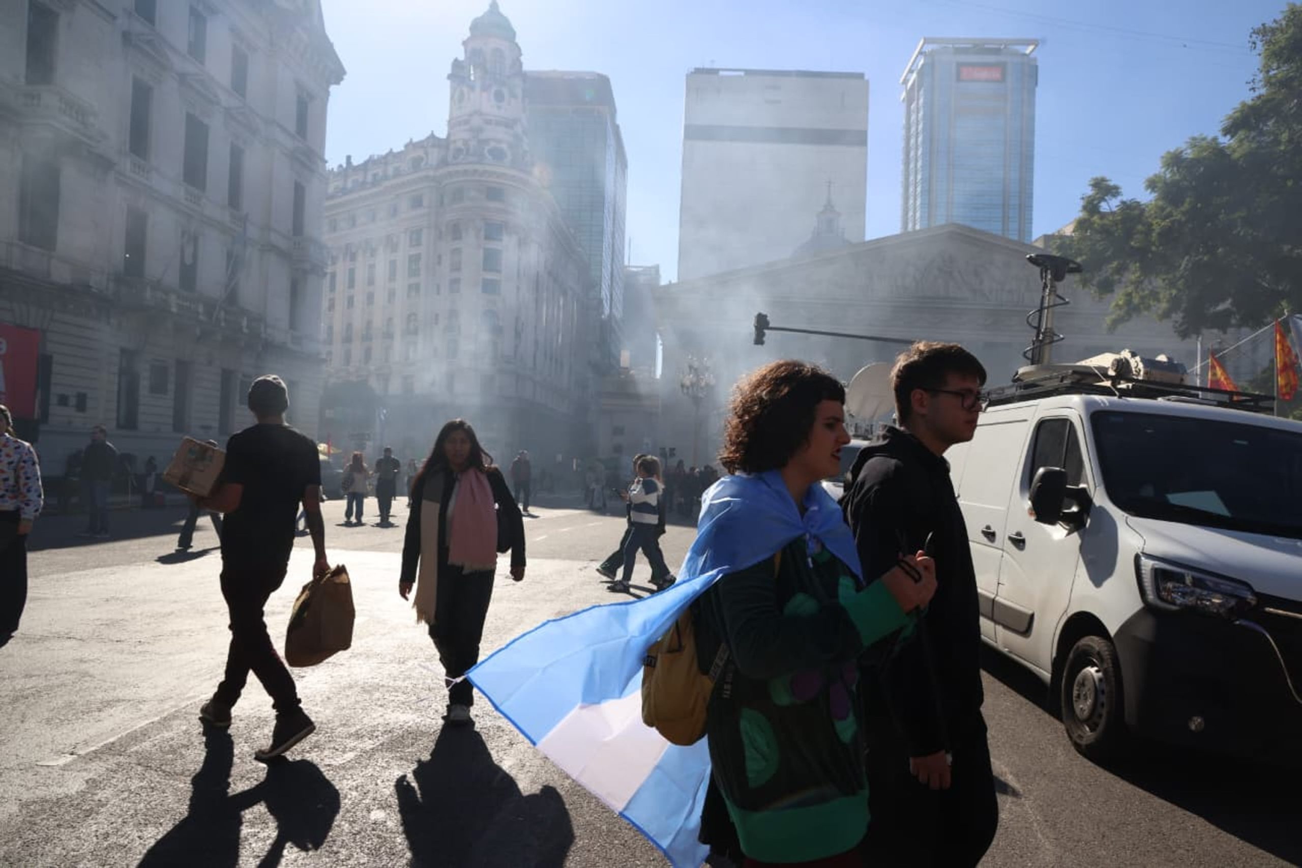Las banderas argentinas fueron uno de los símbolos más elegidos por los manifestantes durante la marcha