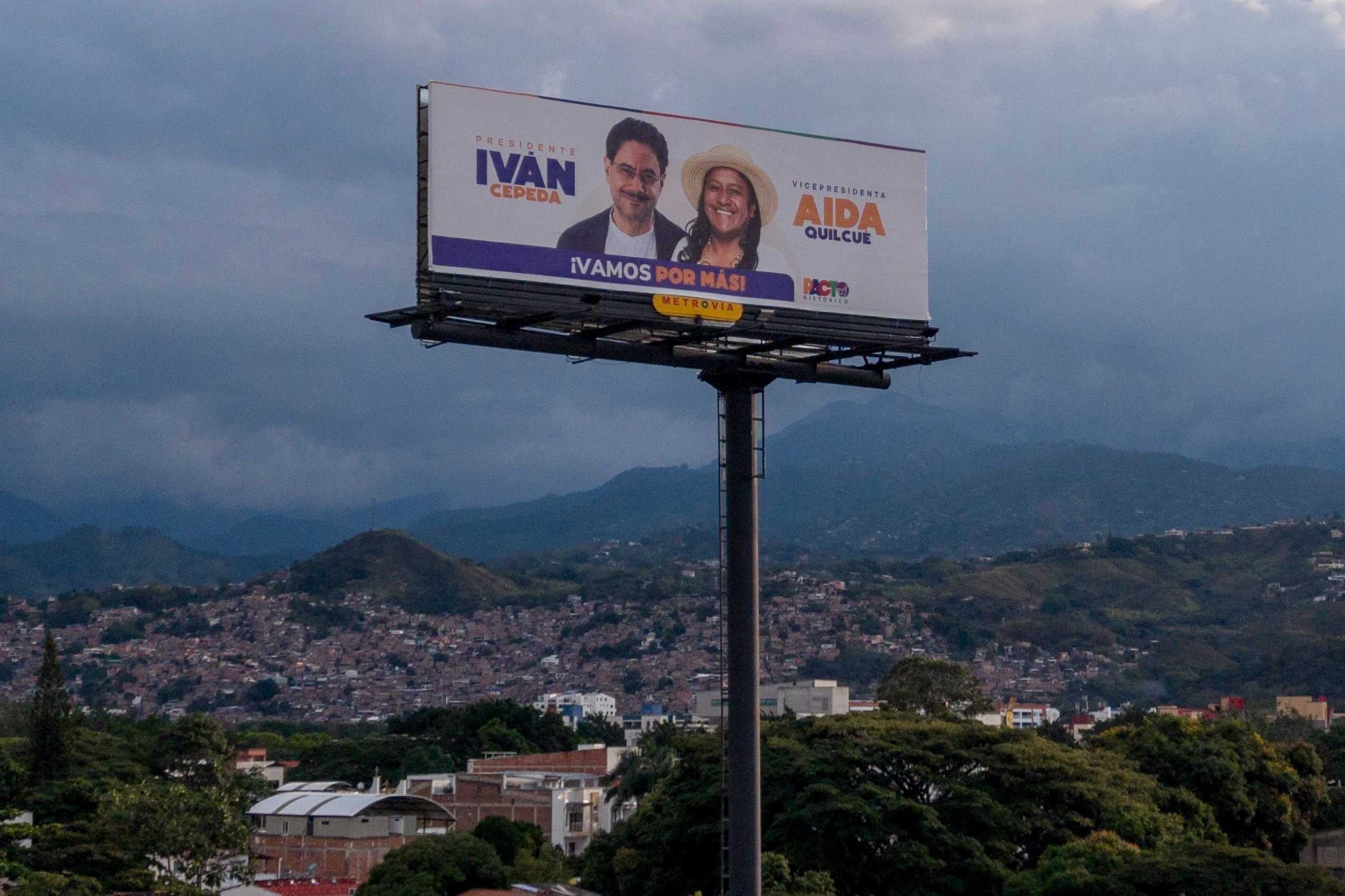 Vista aérea de carteles publicitarios que invitan a votar por el candidato presidencial Iván Cepeda, del partido Pacto Histórico, para las próximas elecciones presidenciales, en Cali