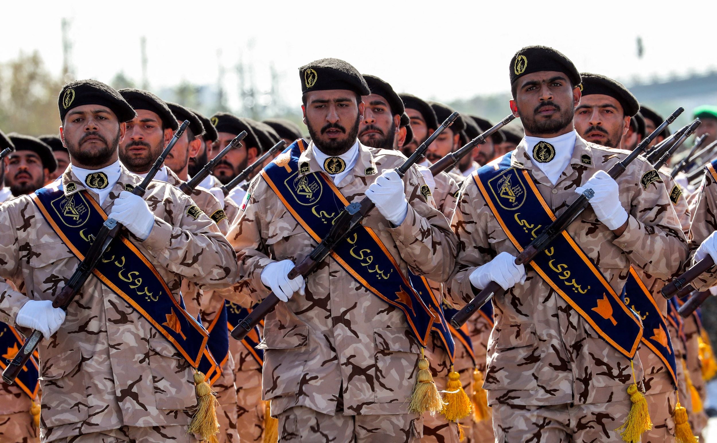 La Guardia Revolucionaria es un conglomerado militar, político y económico que fue fundado como una fuerza militar paralela al ejército regular de Irán en 1979, tras la Revolución Islámica