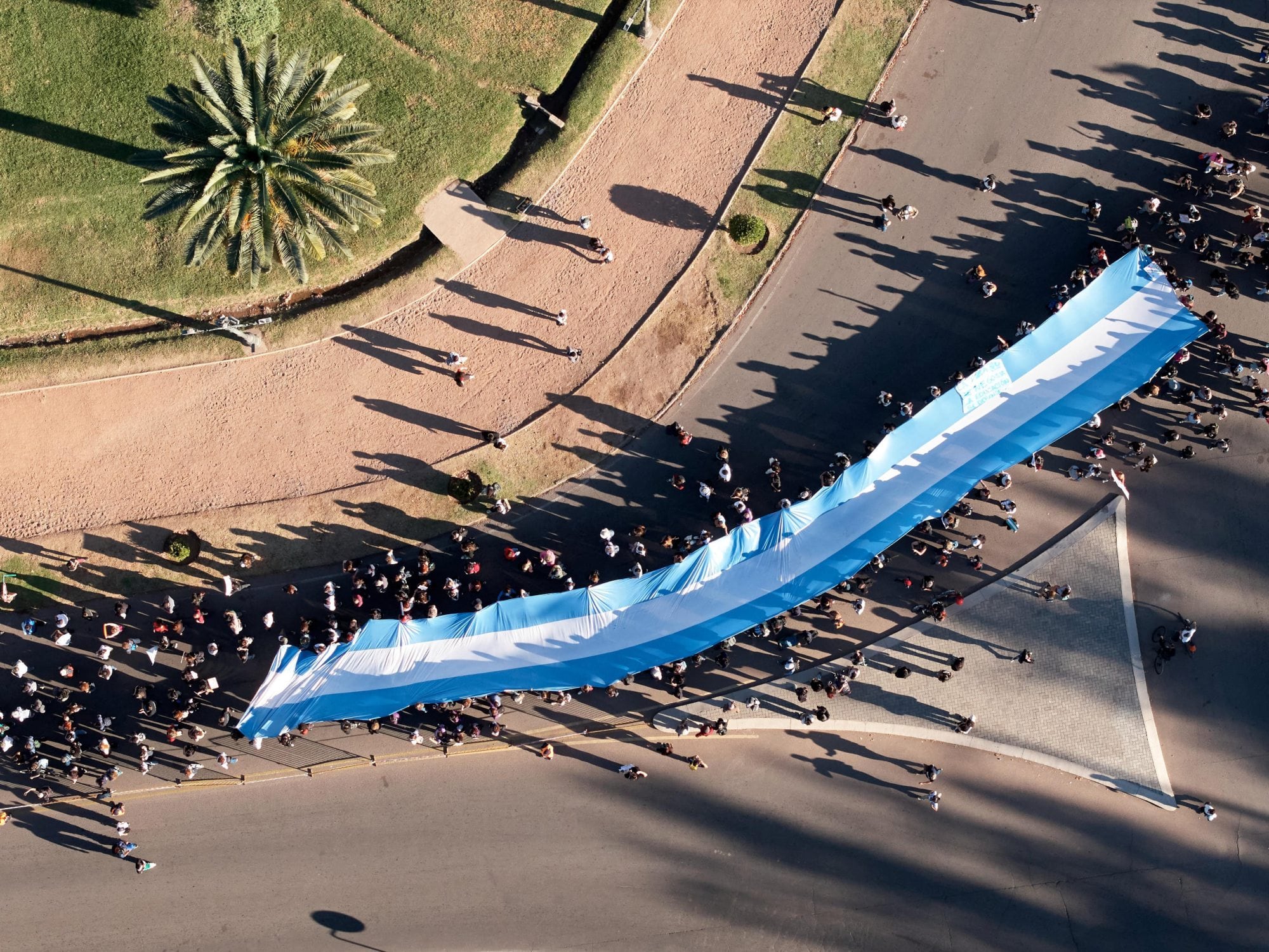 Los manifestantes en la ciudad de Mendoza salieron desde la UNCuyo, atravesaron el Parque General San Martín hasta llegar a Plaza Independencia