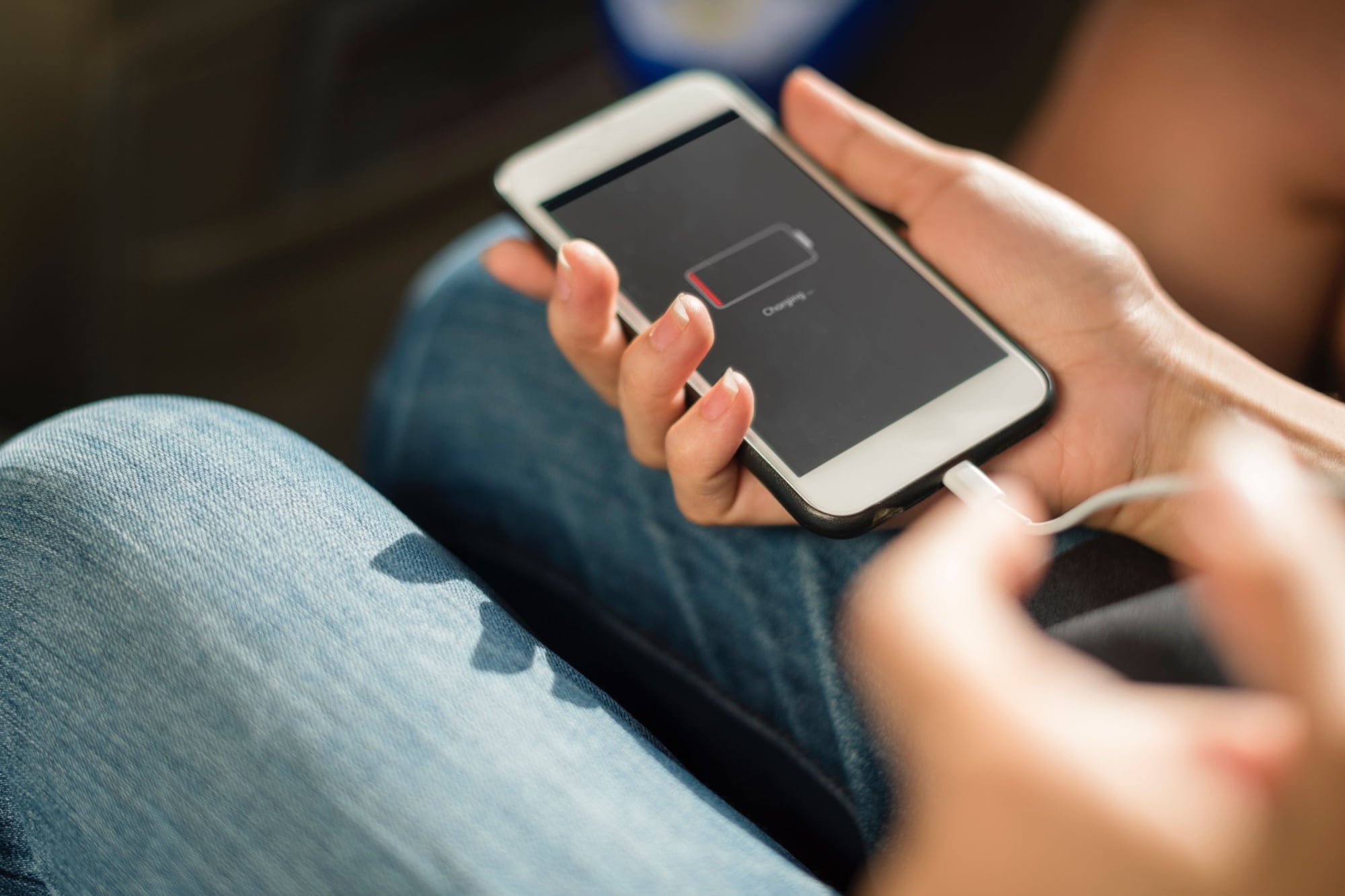 Es importante que el cargador esté diseñado para el teléfono en cuestión y no usar un reemplazo
