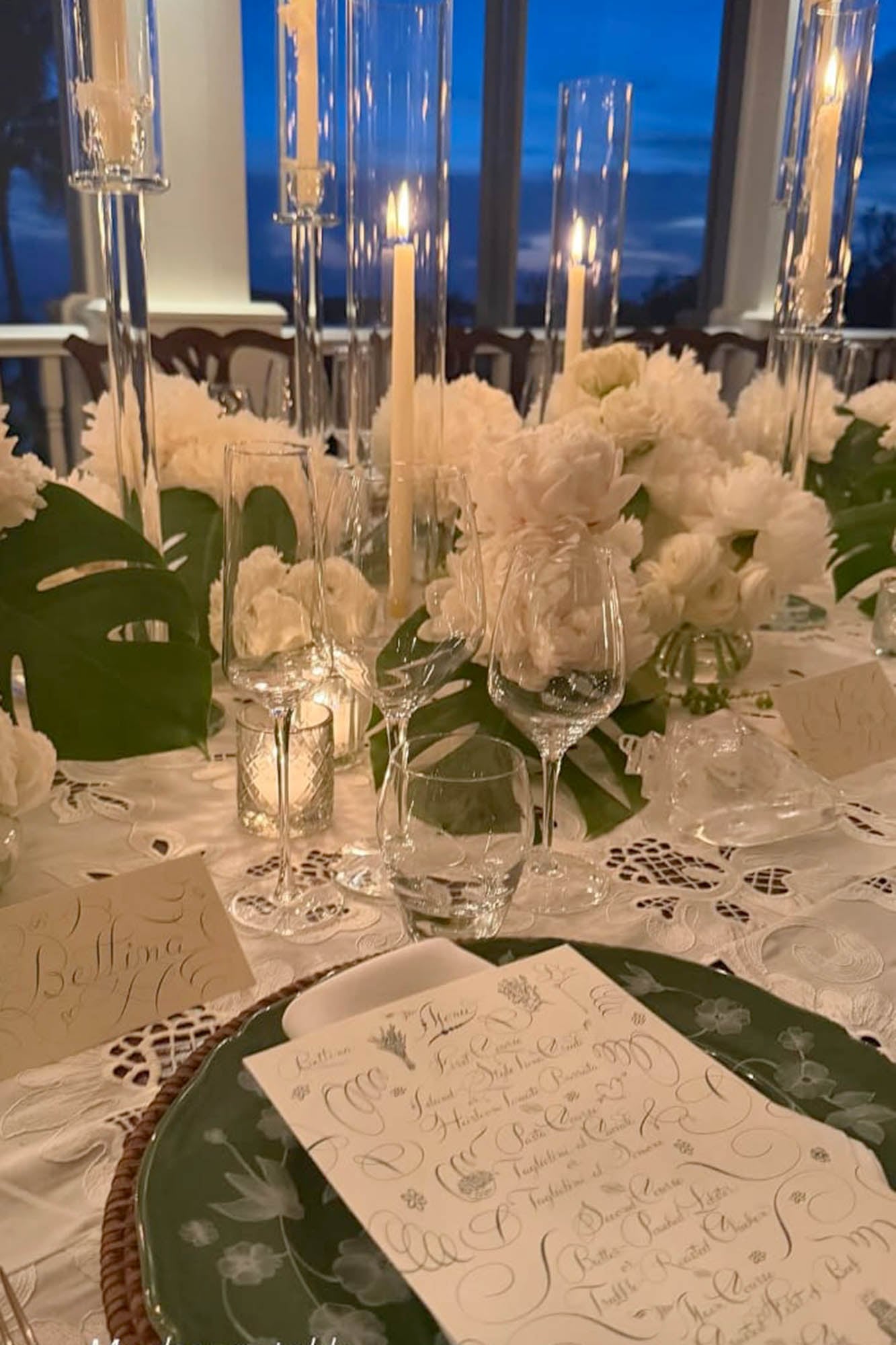 Un detalle de las mesas, con flores y velas blancas y menúes diseñados especialmente por Bernard Maisner 