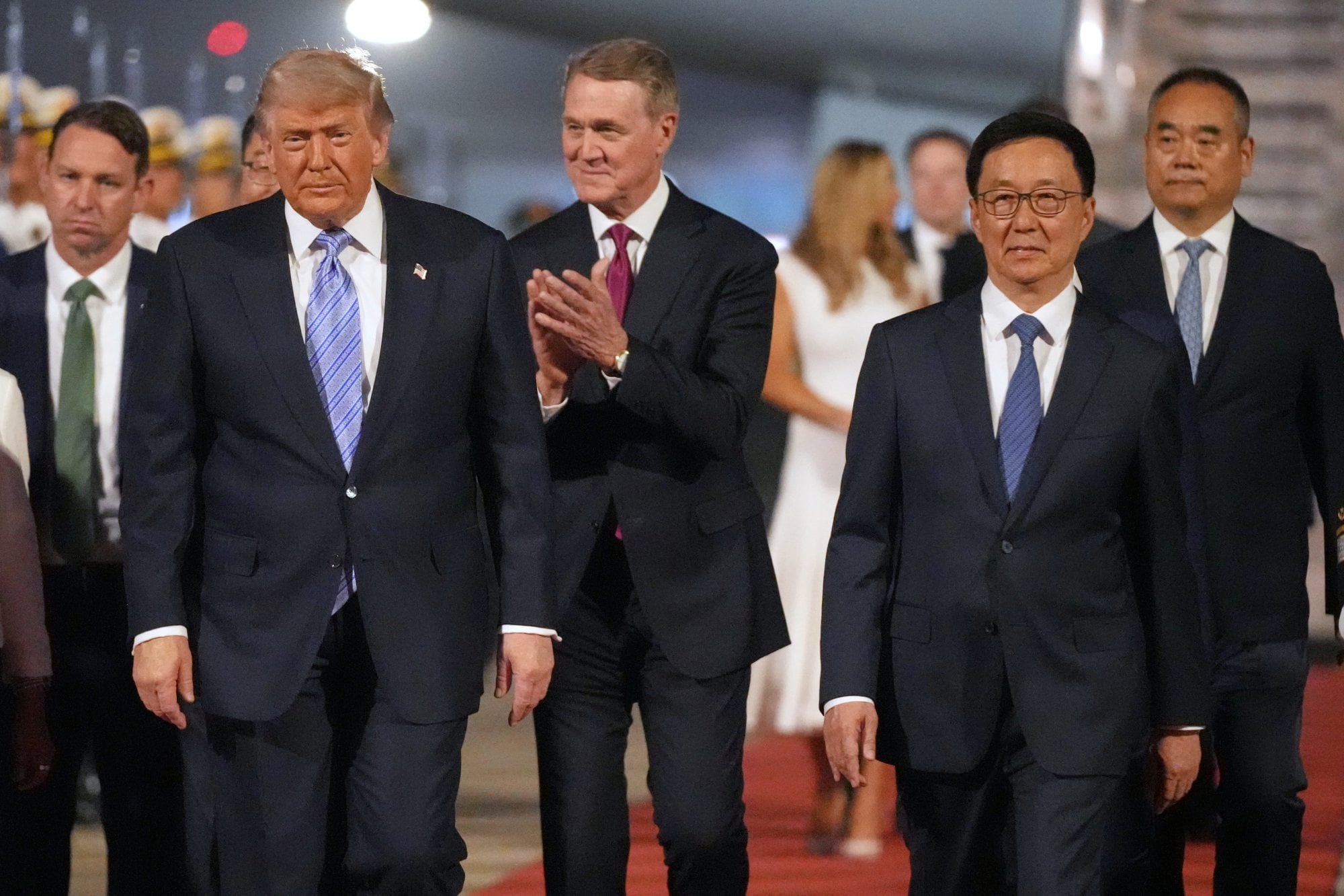 Trump llega a Pekín junto a una comitiva de empresarios estadounidenses, entre ellos, el dueño de Tesla y Space X, Elon Musk