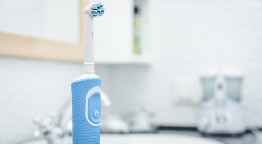 El cargador de pared para cepillos eléctricos que elimina cables del baño