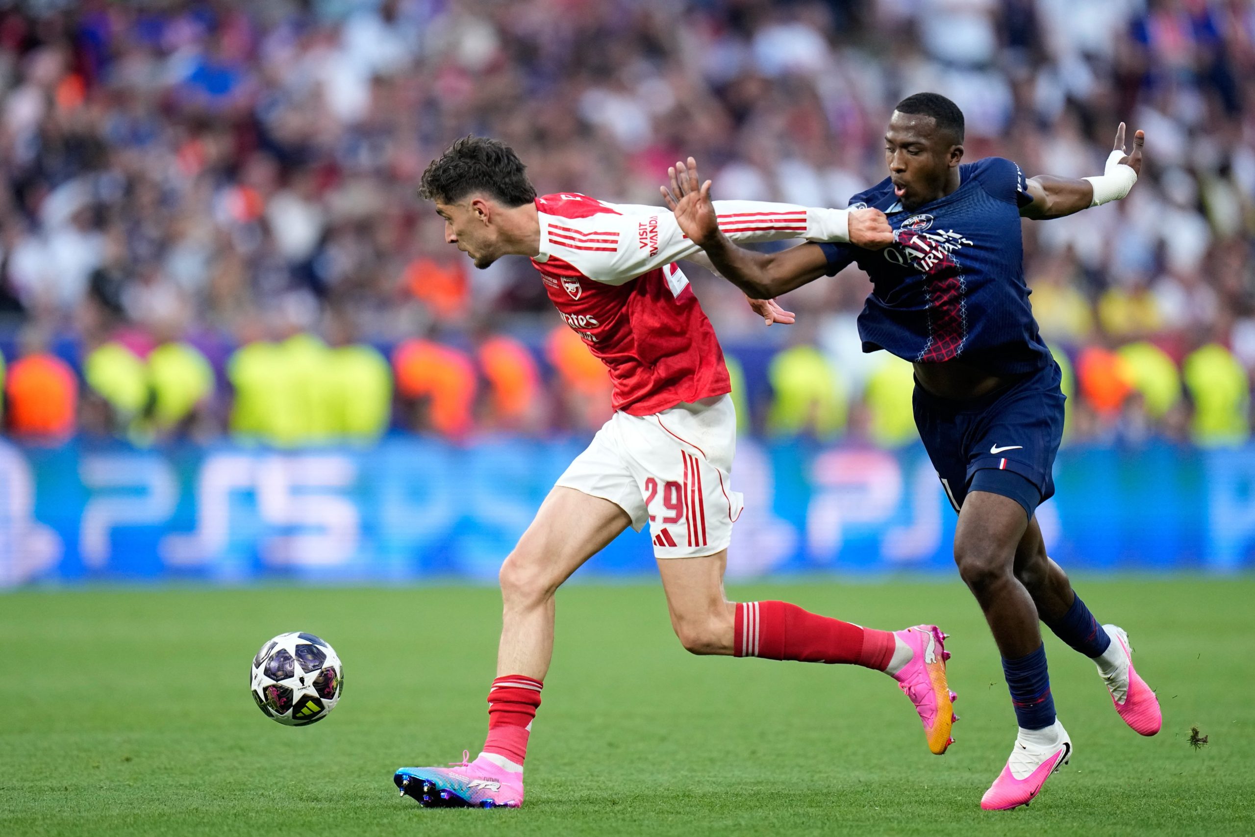 Kai Havertz aguanta la pelota ante Willian Pacho