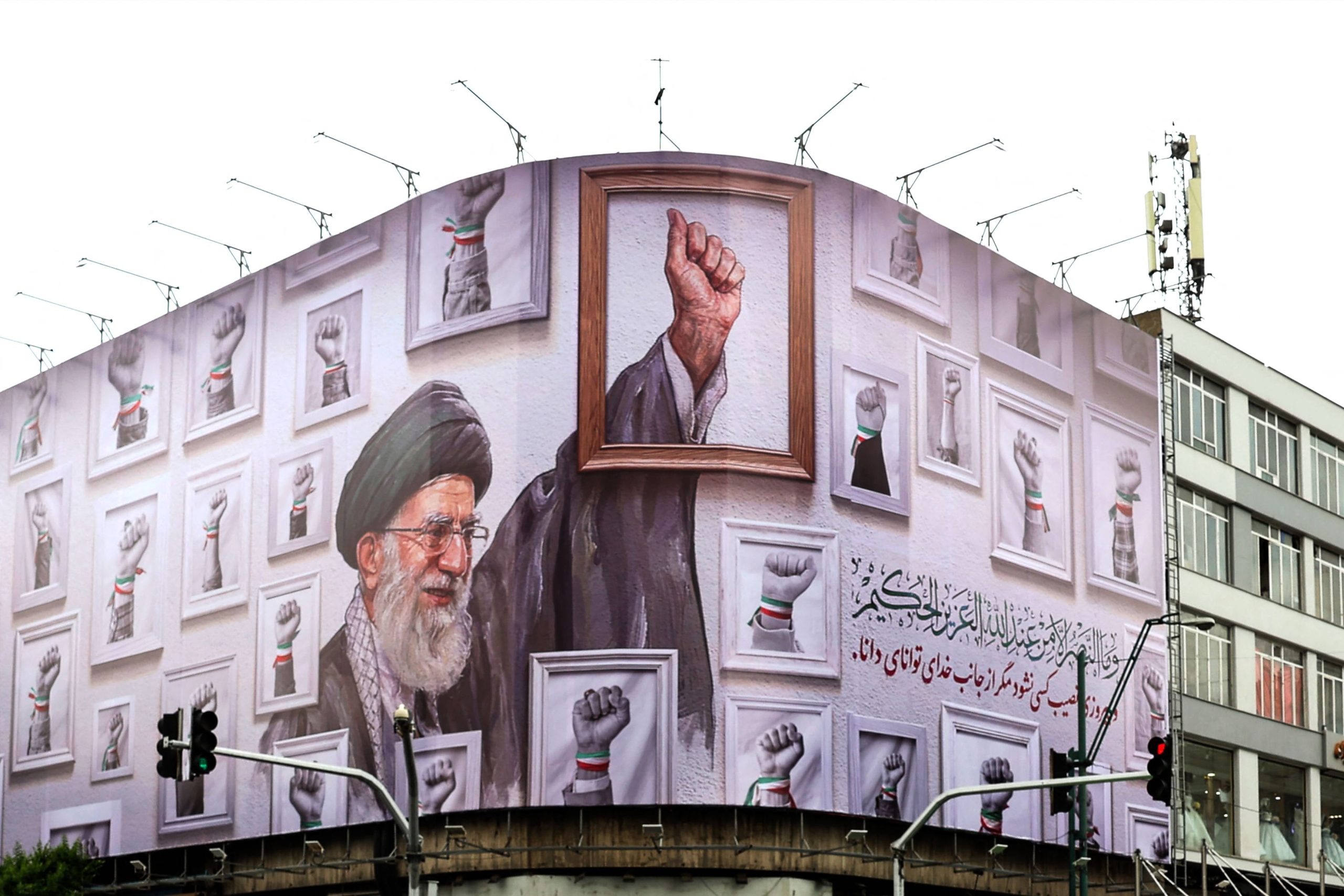 Una enorme valla publicitaria con la imagen del difunto líder supremo iraní, el ayatolá Ali Khamenei, asesinado en febrero de 2026 en un ataque militar de Estados Unidos e Israel contra Irán, cubre la fachada de un edificio en Teherán 