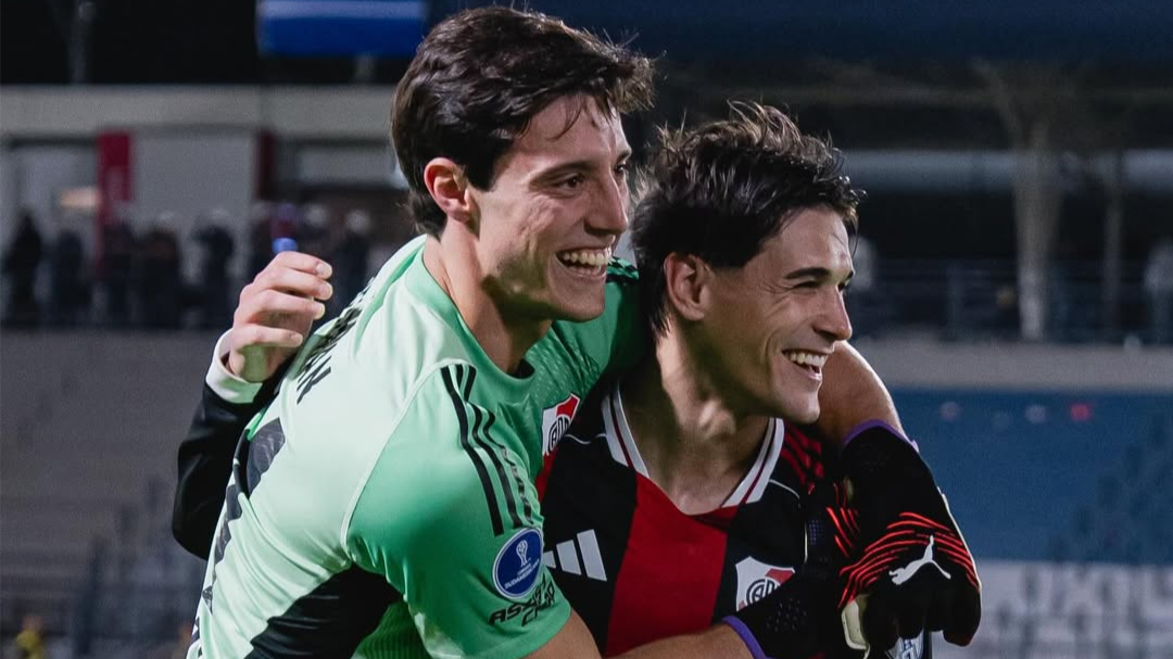 El arquero celebra con Martínez Quarta, quien cometió el penal y luego marcó el gol del triunfo (Foto: IG@RiverPlate).