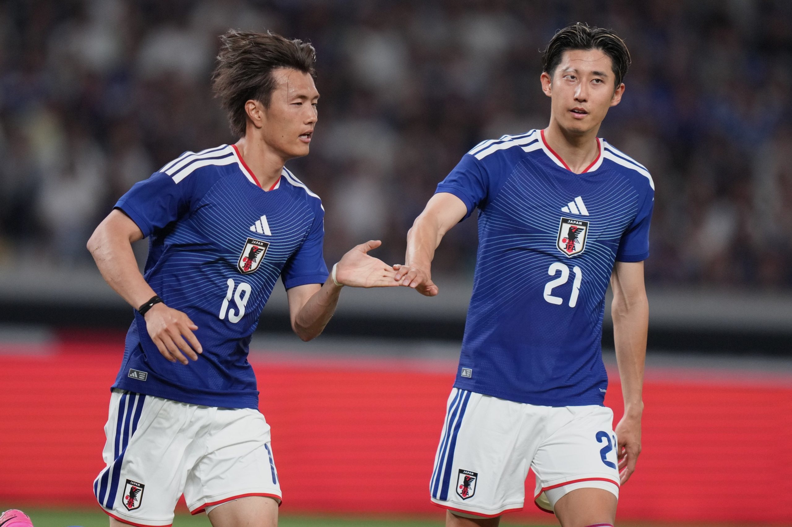 Koki Ogawa celebra el gol con Hiroki Ito; Japón derrotó a Islandia en un amistoso previo al Mundial 2026